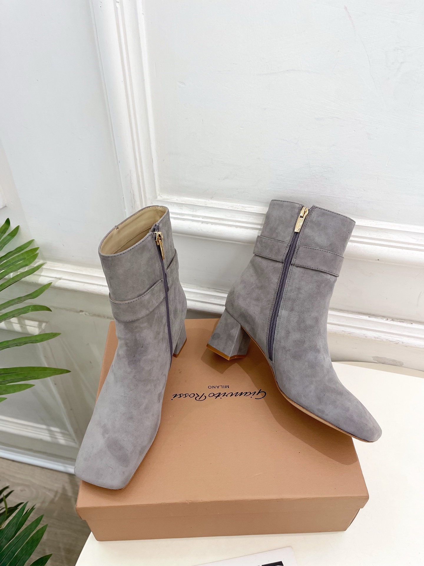 Gianvito Rossi|吉安维托·罗西 25𝐬𝐬2025秋冬新品 GR金属钻扣方头粗跟短靴 火爆上