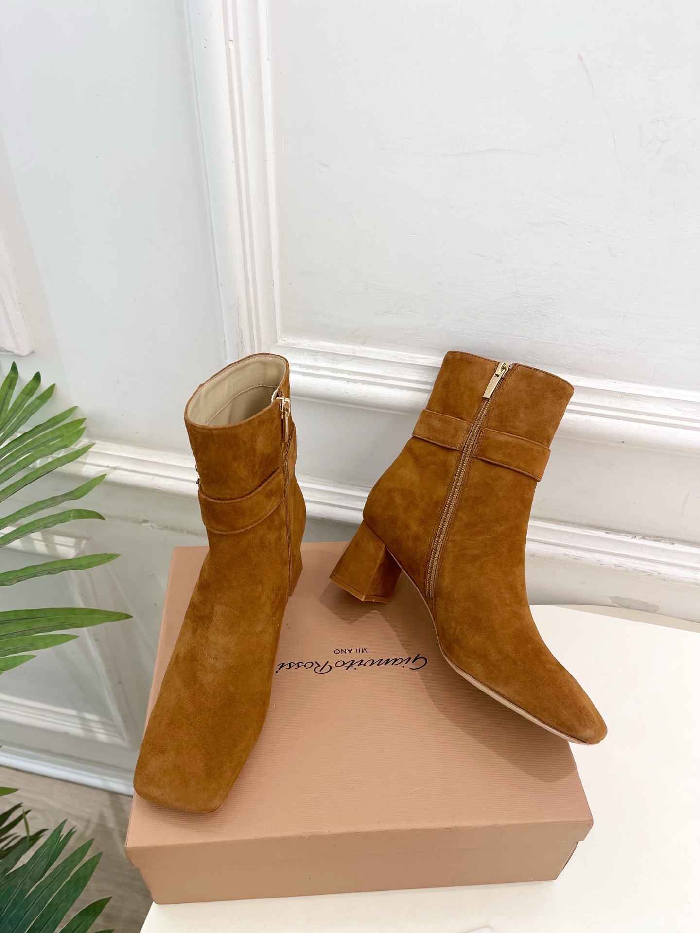 Gianvito Rossi|吉安维托·罗西 25𝐬𝐬2025秋冬新品 GR金属钻扣方头粗跟短靴 火爆上