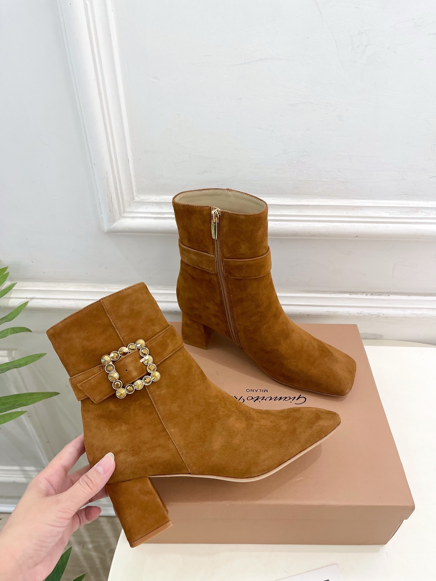 Gianvito Rossi|吉安维托·罗西 25𝐬𝐬2025秋冬新品 GR金属钻扣方头粗跟短靴 火爆上