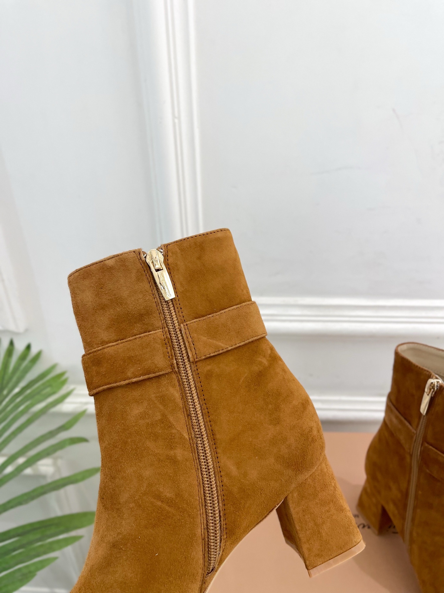 Gianvito Rossi|吉安维托·罗西 25𝐬𝐬2025秋冬新品 GR金属钻扣方头粗跟短靴 火爆上