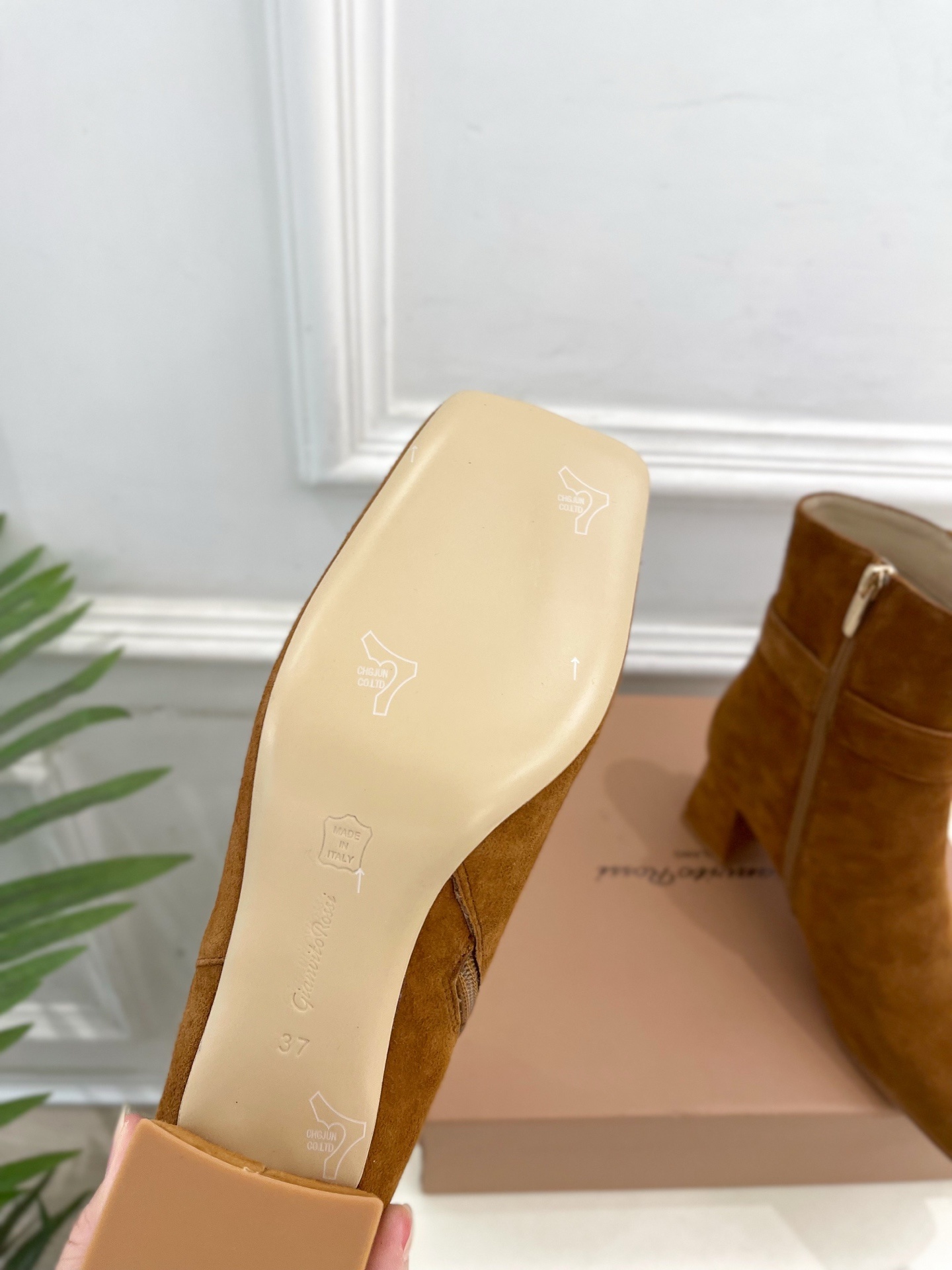 Gianvito Rossi|吉安维托·罗西 25𝐬𝐬2025秋冬新品 GR金属钻扣方头粗跟短靴 火爆上