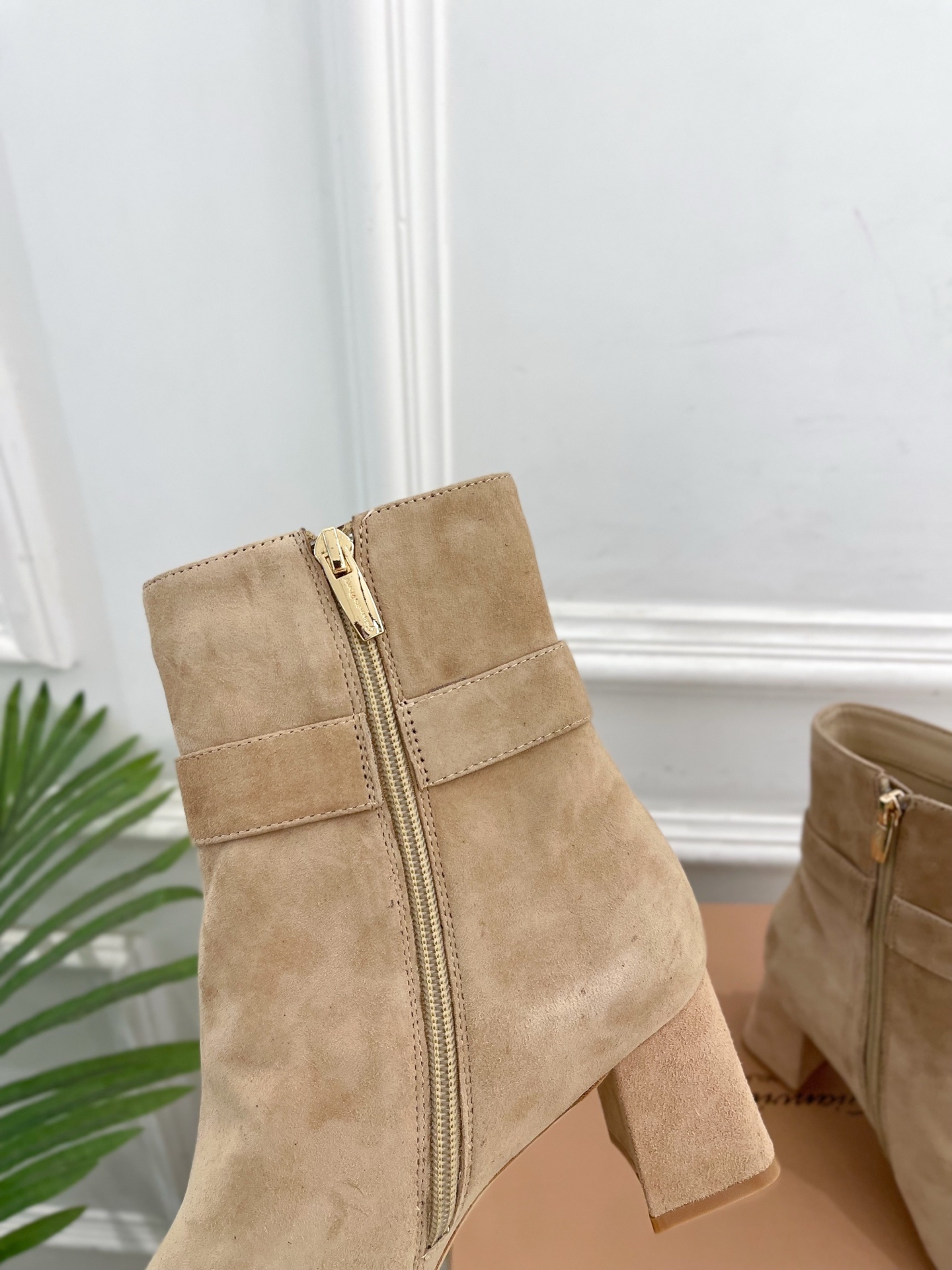 Gianvito Rossi|吉安维托·罗西 25𝐬𝐬2025秋冬新品 GR金属钻扣方头粗跟短靴 火爆上