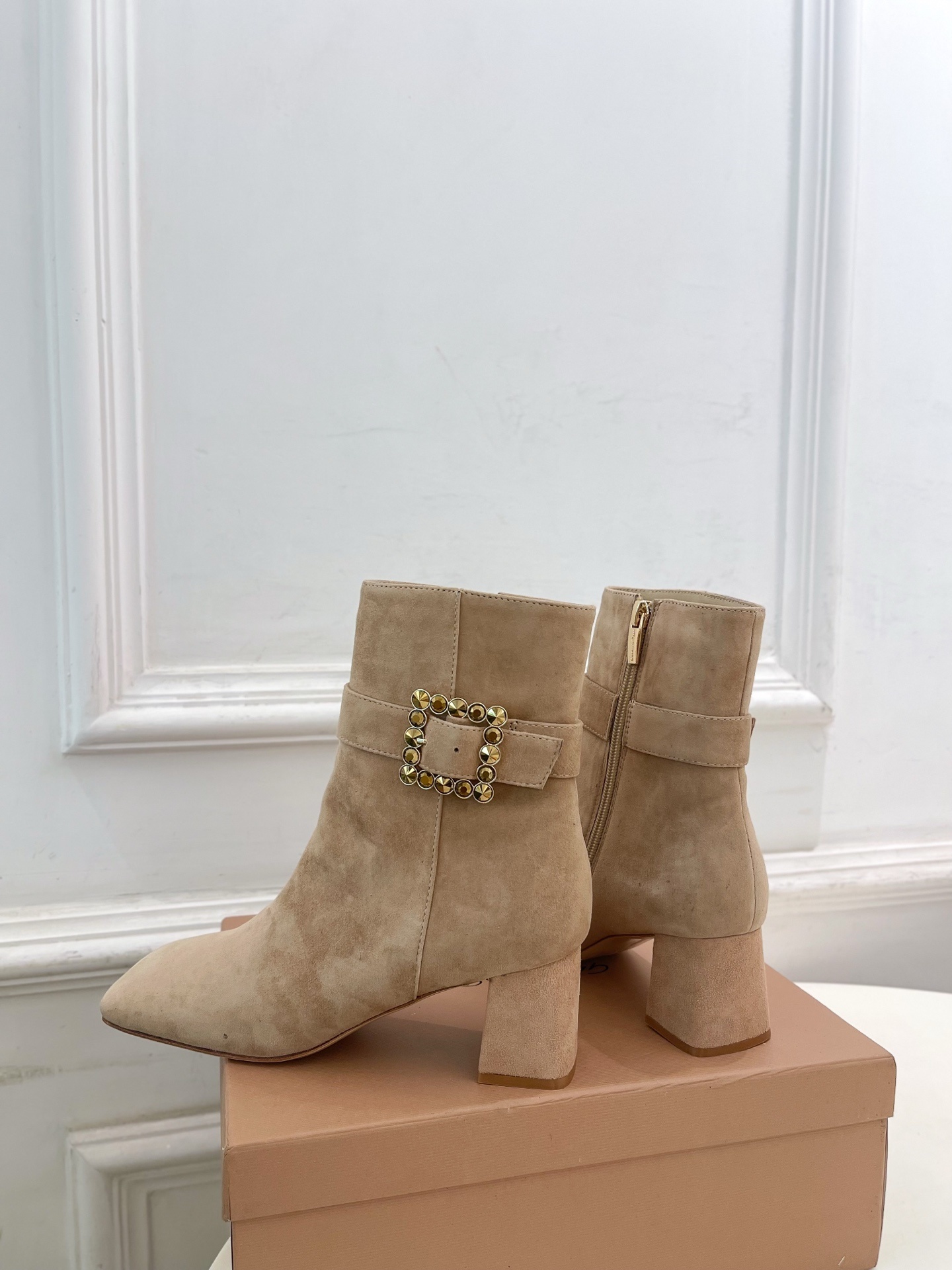 Gianvito Rossi|吉安维托·罗西 25𝐬𝐬2025秋冬新品 GR金属钻扣方头粗跟短靴 火爆上