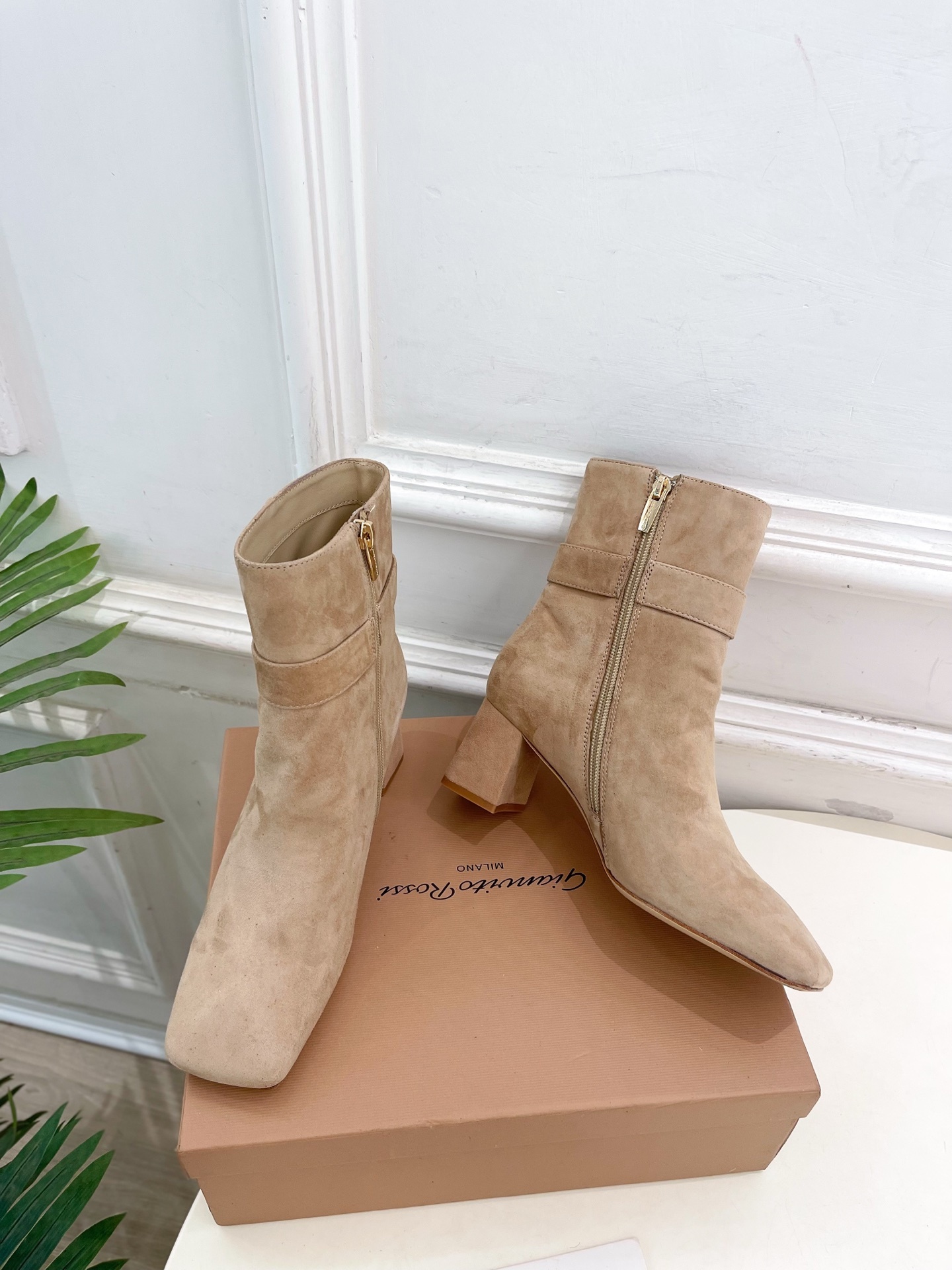 Gianvito Rossi|吉安维托·罗西 25𝐬𝐬2025秋冬新品 GR金属钻扣方头粗跟短靴 火爆上