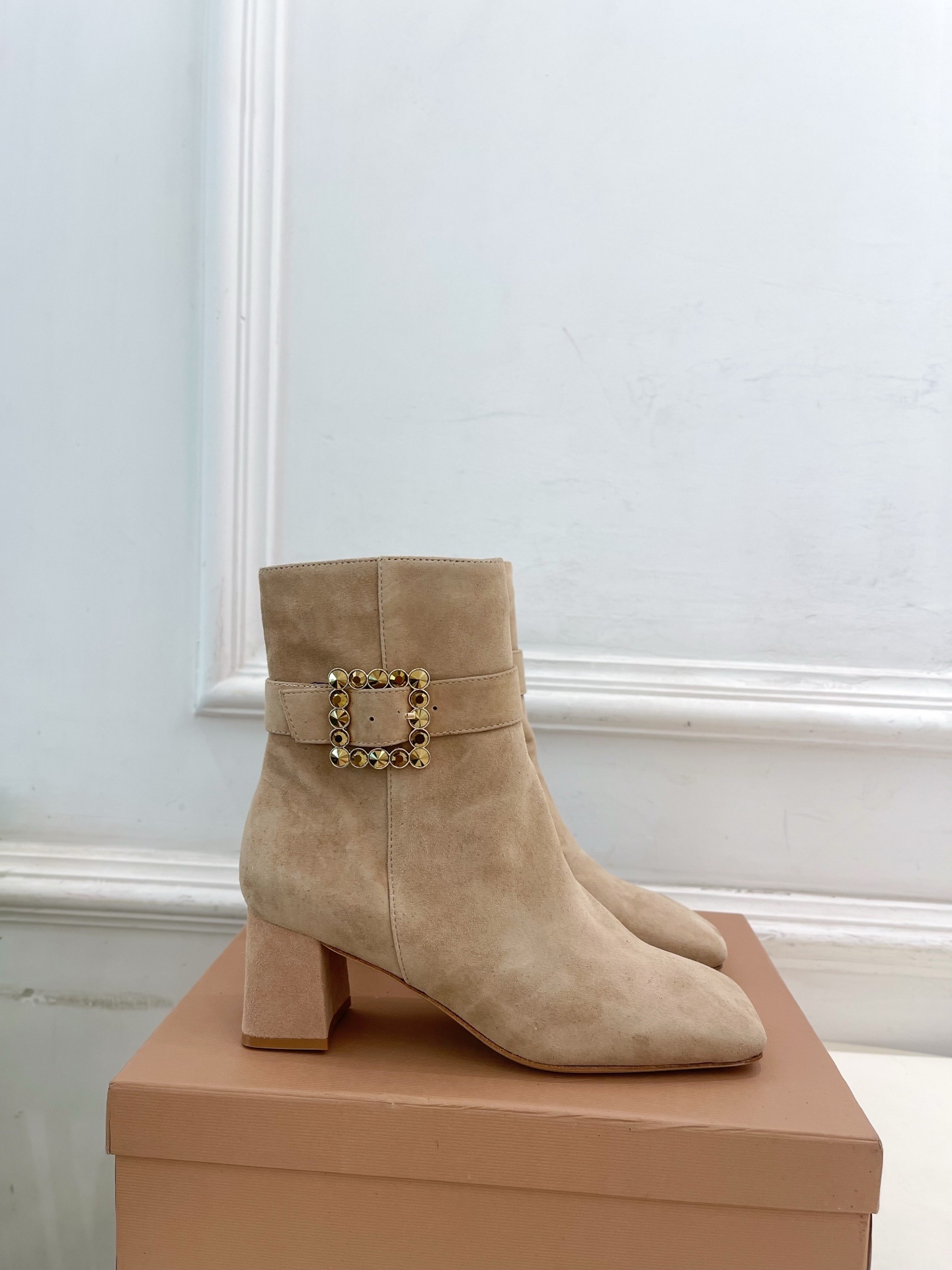 Gianvito Rossi|吉安维托·罗西 25𝐬𝐬2025秋冬新品 GR金属钻扣方头粗跟短靴 火爆上