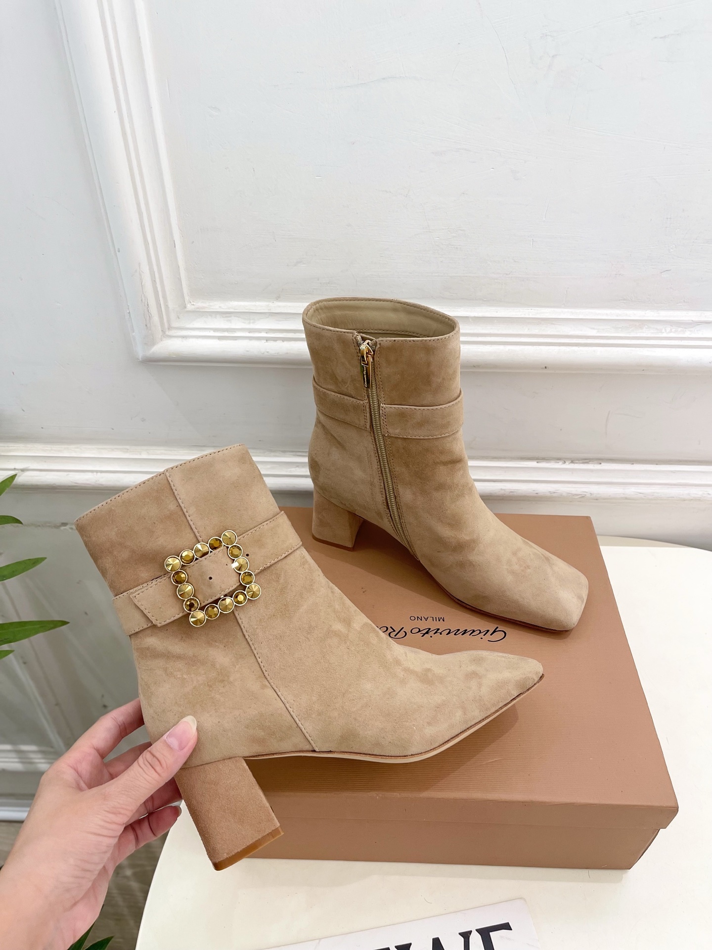 Gianvito Rossi|吉安维托·罗西 25𝐬𝐬2025秋冬新品 GR金属钻扣方头粗跟短靴 火爆上