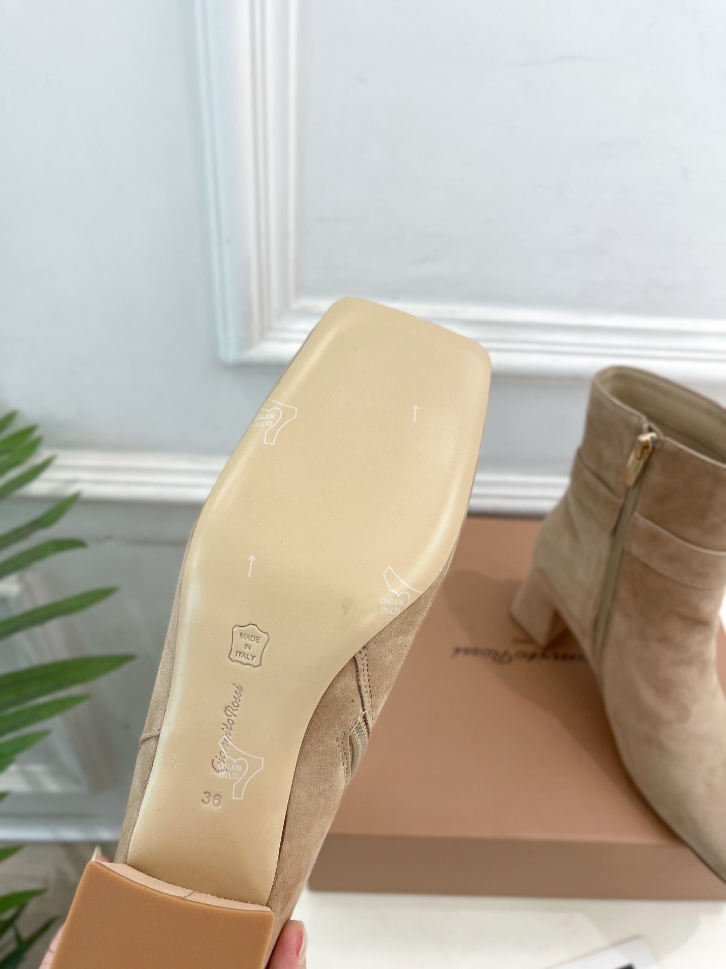 Gianvito Rossi|吉安维托·罗西 25𝐬𝐬2025秋冬新品 GR金属钻扣方头粗跟短靴 火爆上