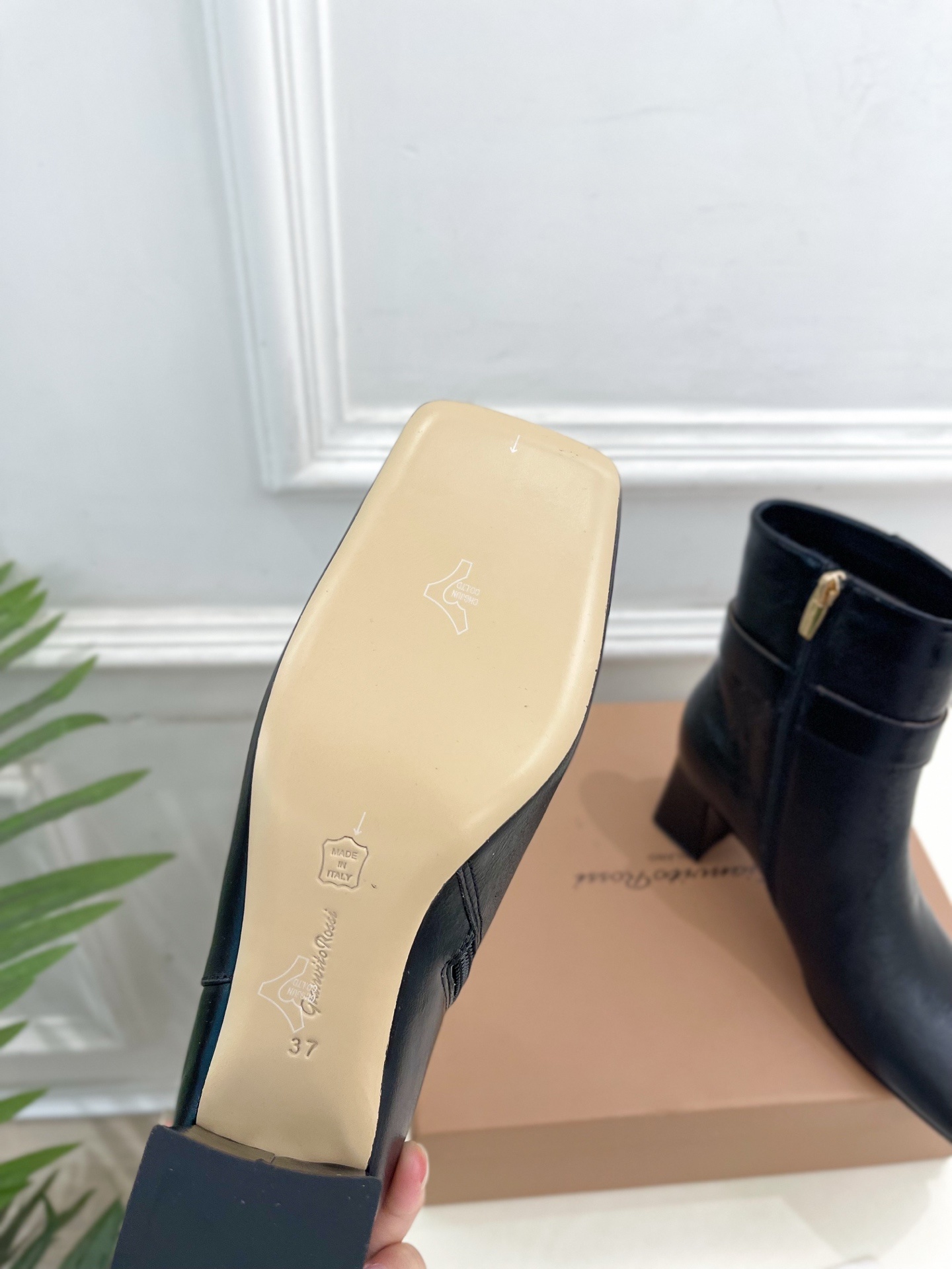 Gianvito Rossi|吉安维托·罗西 25𝐬𝐬2025秋冬新品 GR金属钻扣方头粗跟短靴 火爆上