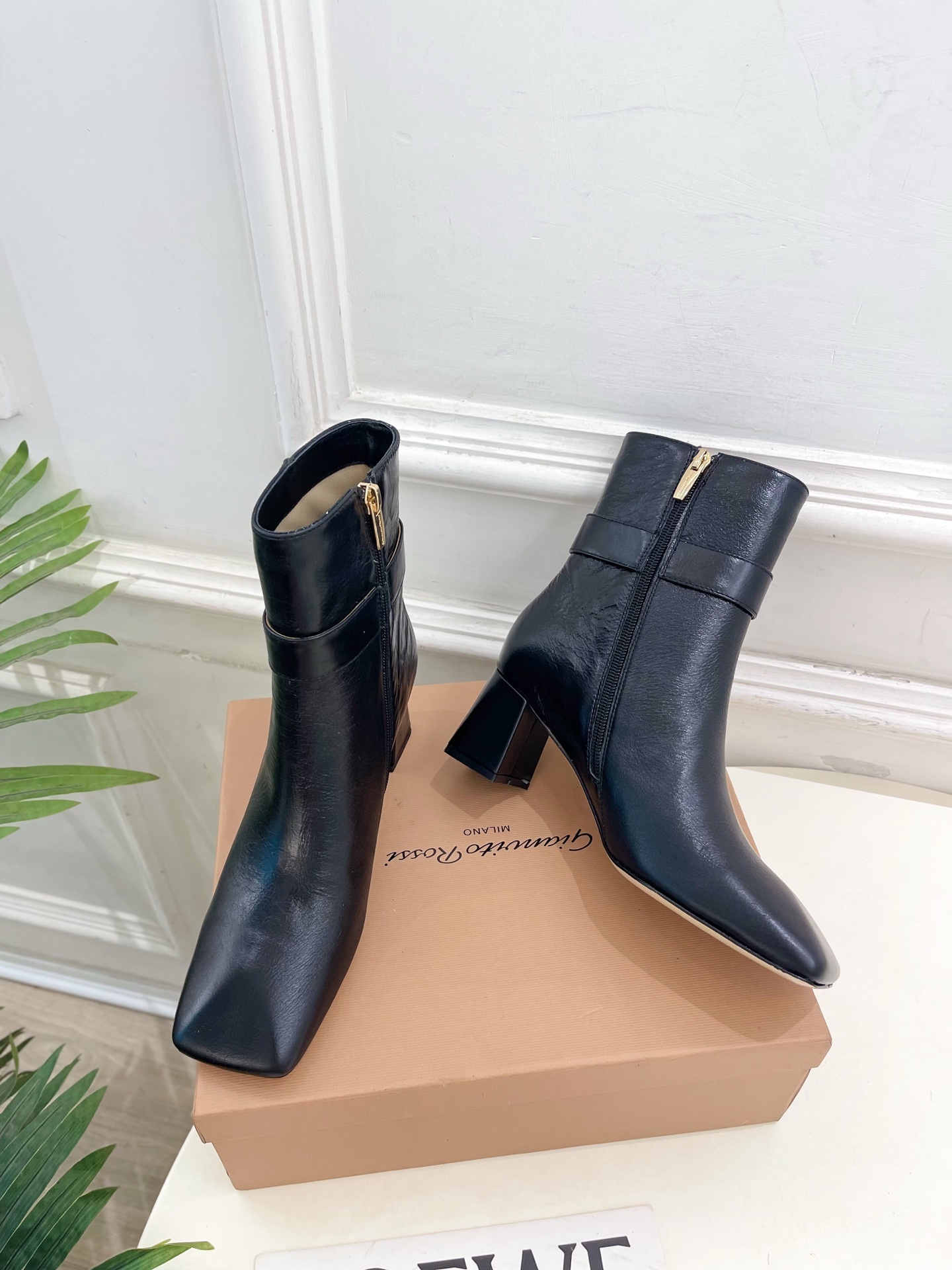 Gianvito Rossi|吉安维托·罗西 25𝐬𝐬2025秋冬新品 GR金属钻扣方头粗跟短靴 火爆上