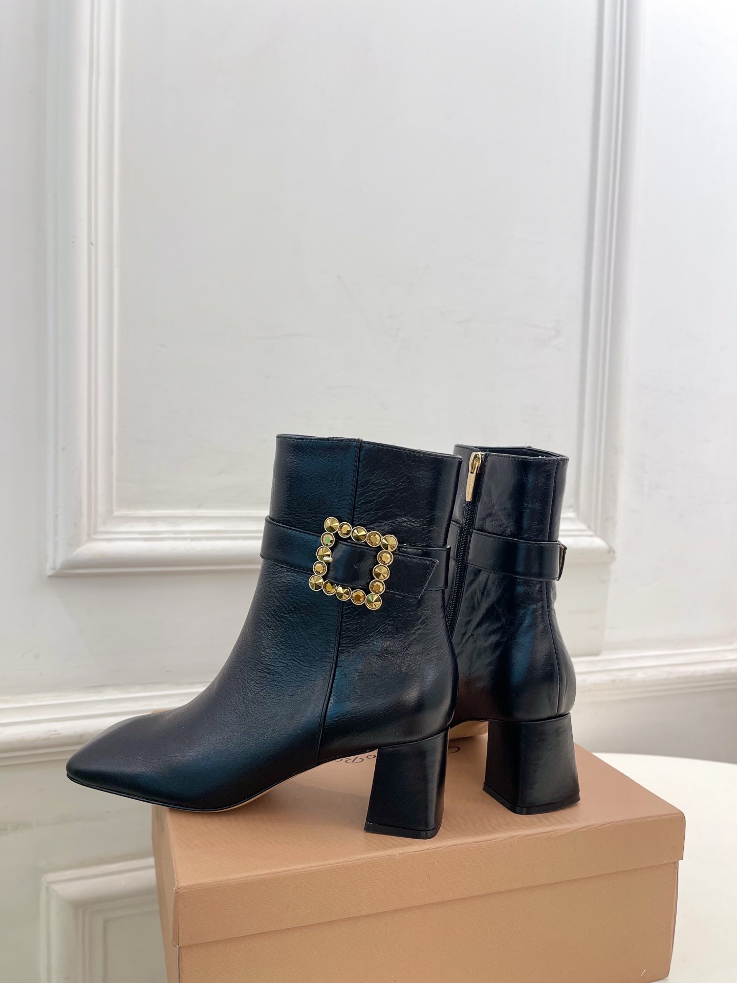 Gianvito Rossi|吉安维托·罗西 25𝐬𝐬2025秋冬新品 GR金属钻扣方头粗跟短靴 火爆上