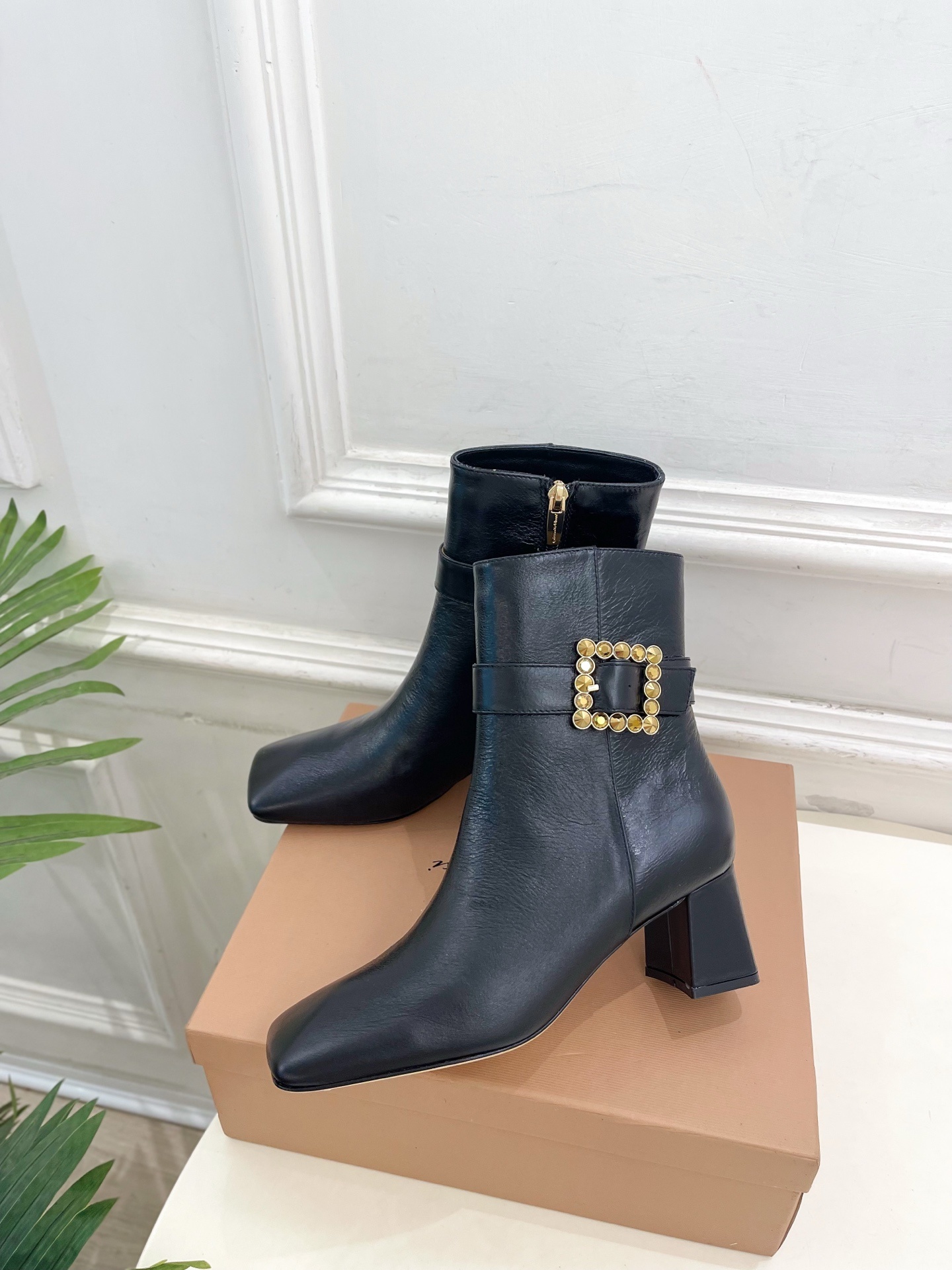 Gianvito Rossi|吉安维托·罗西 25𝐬𝐬2025秋冬新品 GR金属钻扣方头粗跟短靴 火爆上