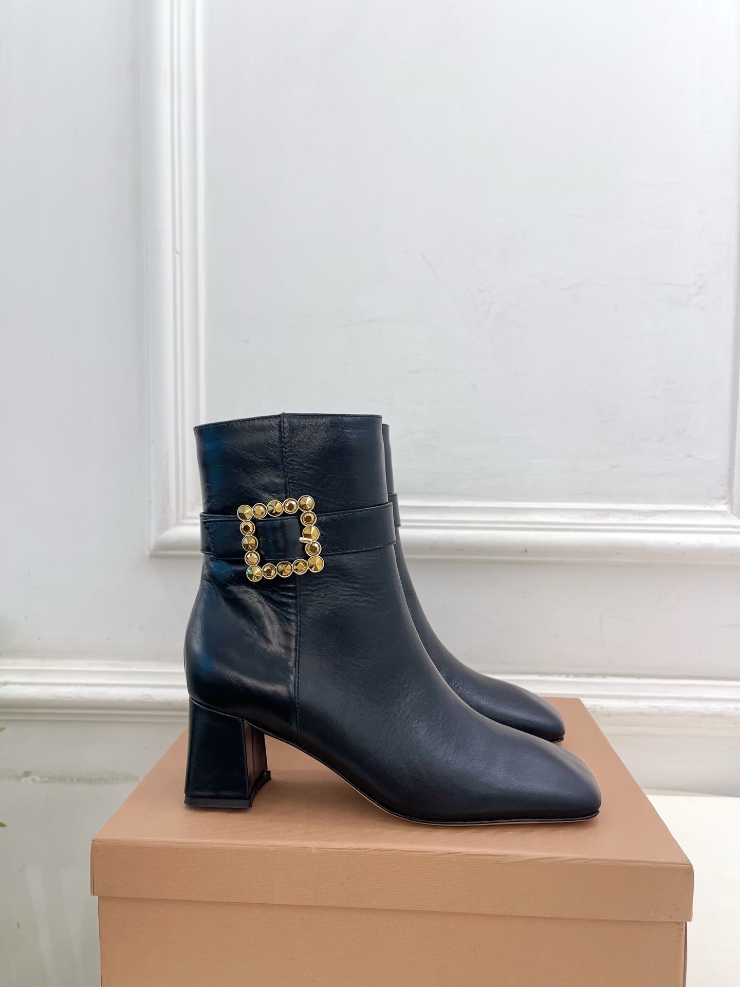 Gianvito Rossi|吉安维托·罗西 25𝐬𝐬2025秋冬新品 GR金属钻扣方头粗跟短靴 火爆上