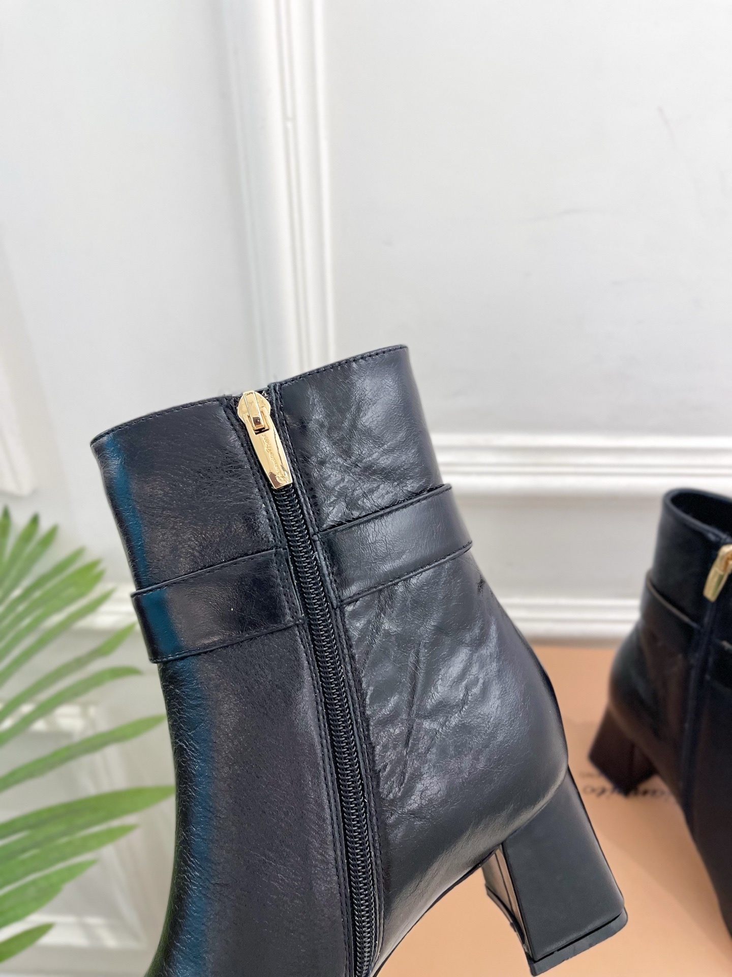 Gianvito Rossi|吉安维托·罗西 25𝐬𝐬2025秋冬新品 GR金属钻扣方头粗跟短靴 火爆上