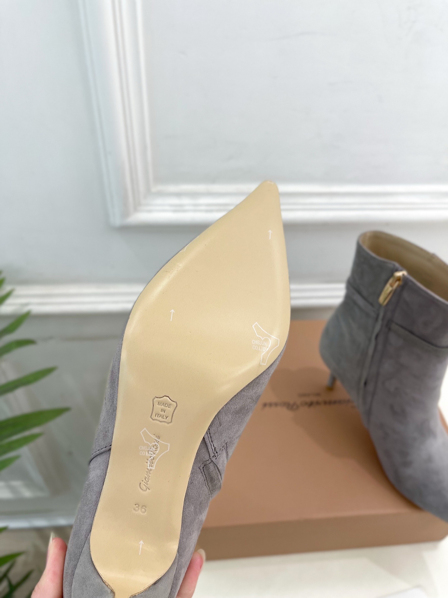 Gianvito Rossi|吉安维托·罗西 25𝐬𝐬2025秋冬新品 GR侧拉链尖头小猫跟短靴 火爆上