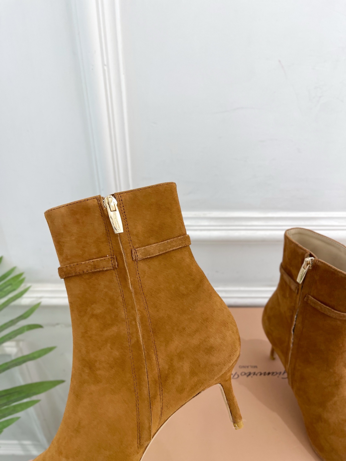 Gianvito Rossi|吉安维托·罗西 25𝐬𝐬2025秋冬新品 GR侧拉链尖头小猫跟短靴 火爆上