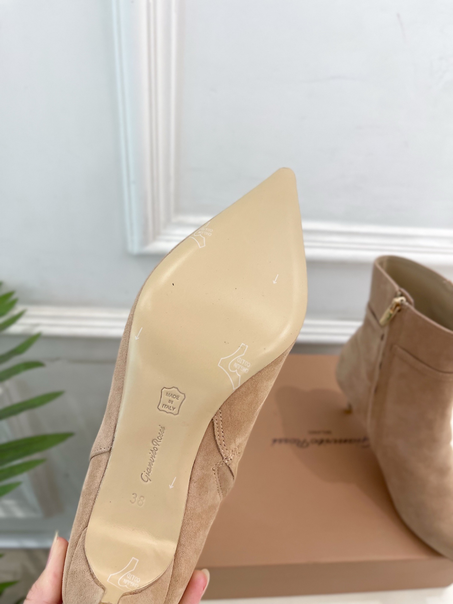 Gianvito Rossi|吉安维托·罗西 25𝐬𝐬2025秋冬新品 GR侧拉链尖头小猫跟短靴 火爆上