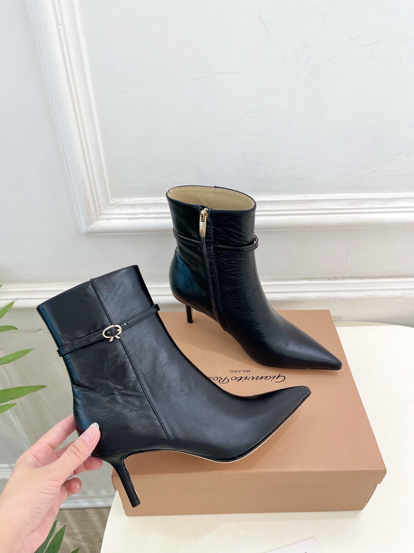 Gianvito Rossi|吉安维托·罗西 25𝐬𝐬2025秋冬新品 GR侧拉链尖头小猫跟短靴 火爆上