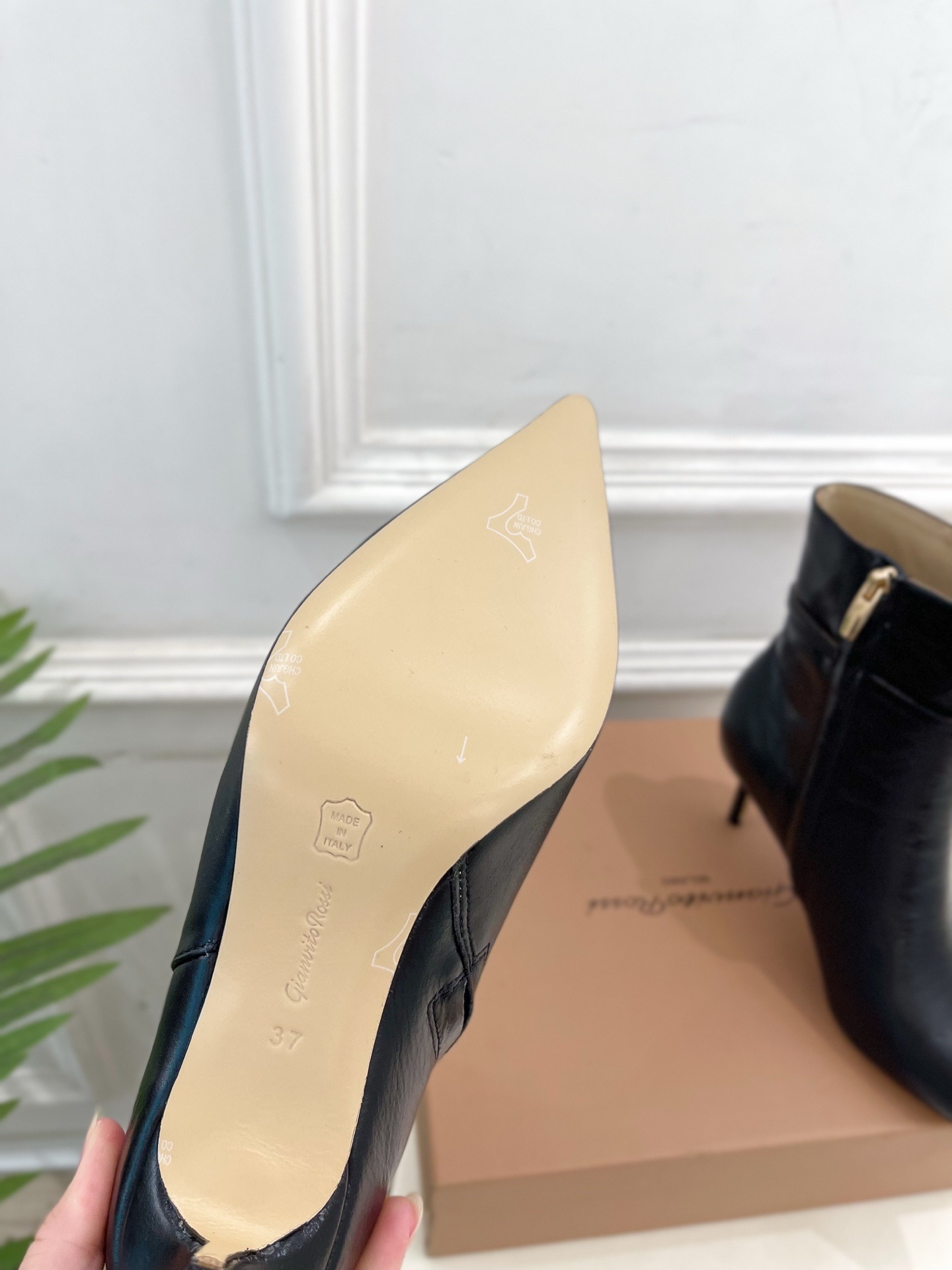 Gianvito Rossi|吉安维托·罗西 25𝐬𝐬2025秋冬新品 GR侧拉链尖头小猫跟短靴 火爆上