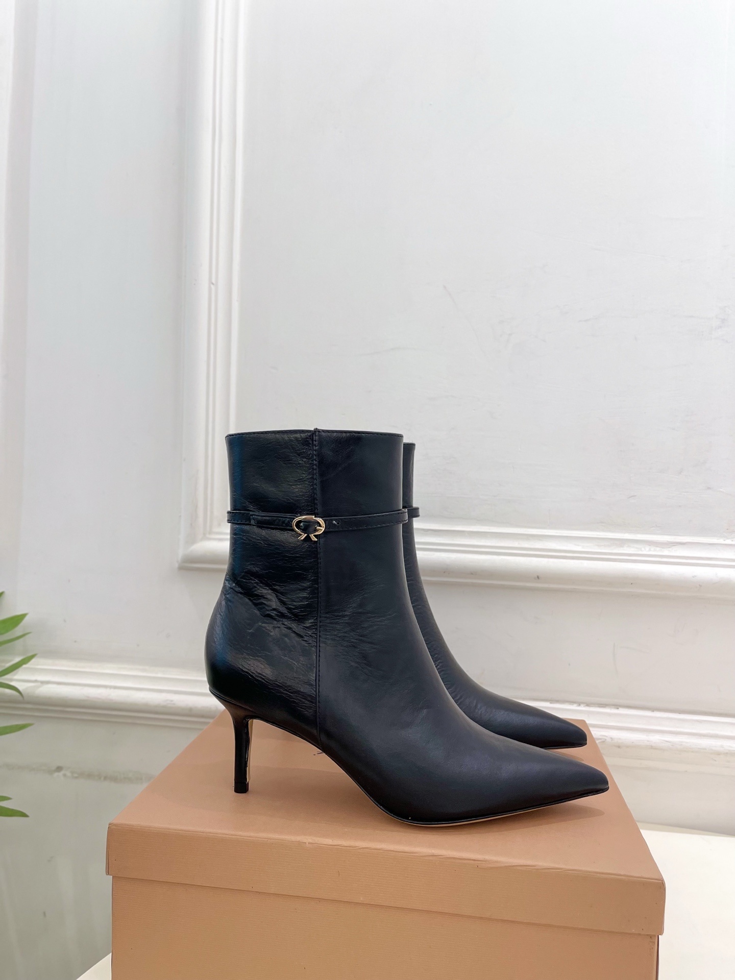 Gianvito Rossi|吉安维托·罗西 25𝐬𝐬2025秋冬新品 GR侧拉链尖头小猫跟短靴 火爆上