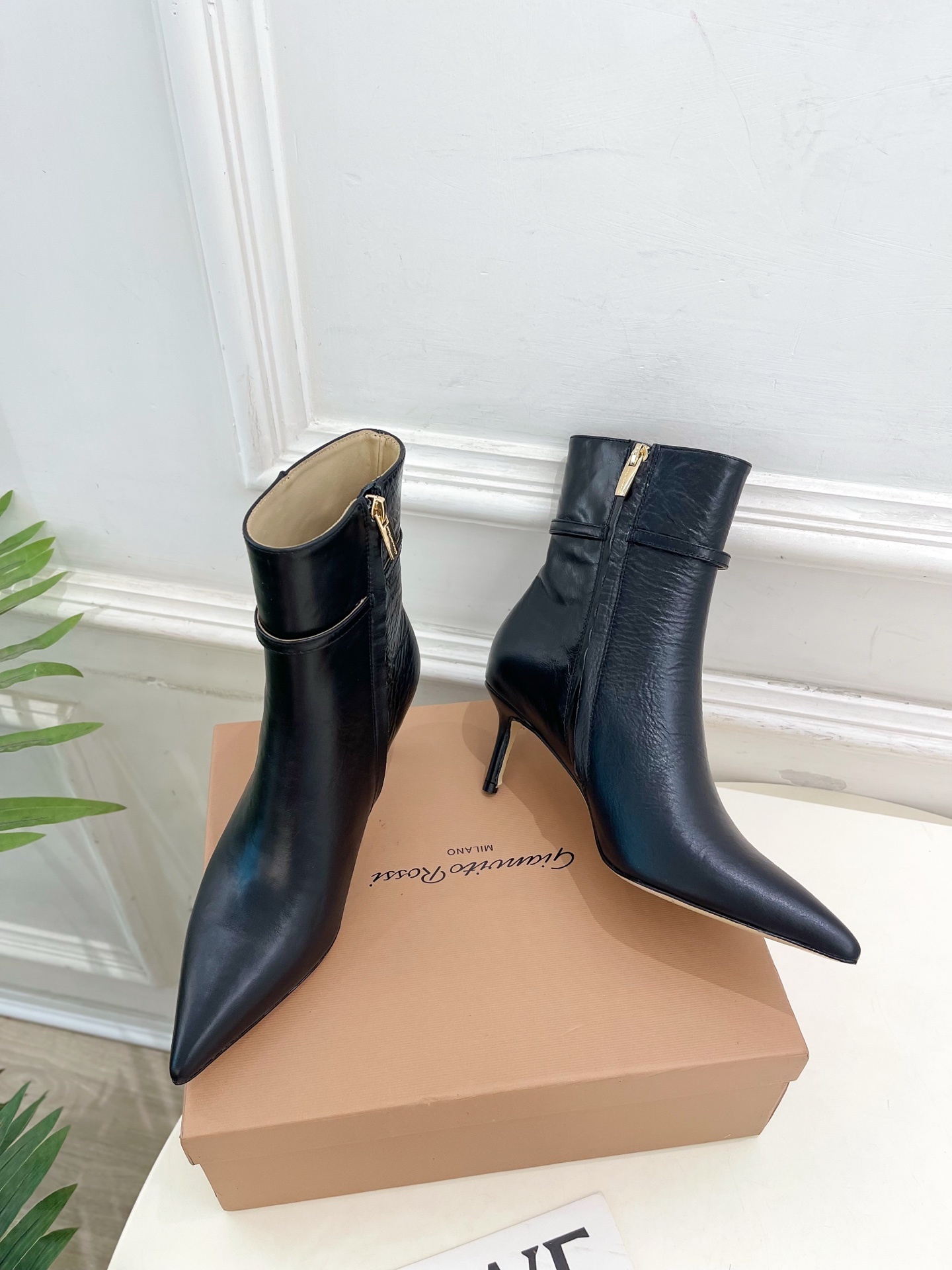Gianvito Rossi|吉安维托·罗西 25𝐬𝐬2025秋冬新品 GR侧拉链尖头小猫跟短靴 火爆上