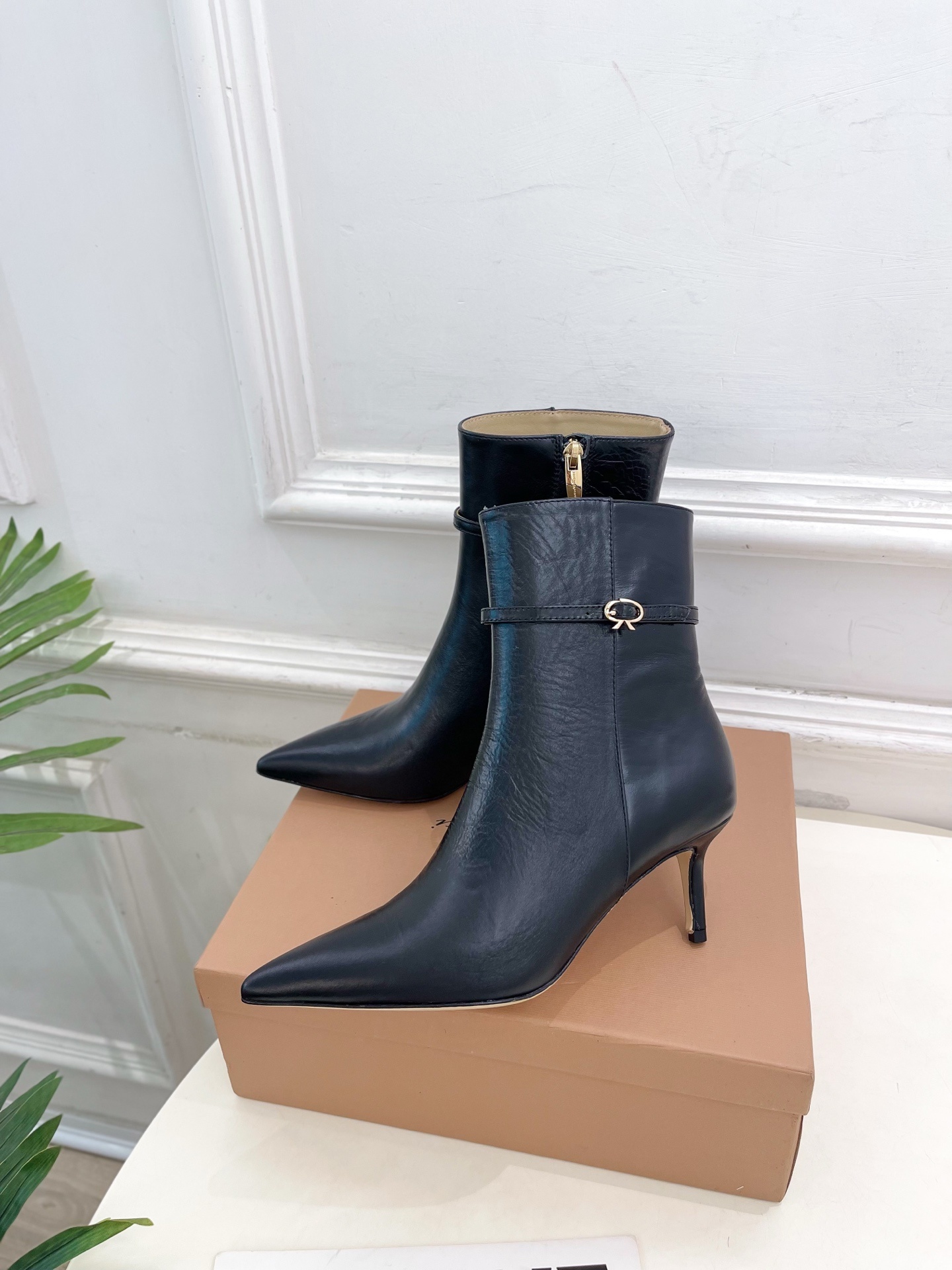 Gianvito Rossi|吉安维托·罗西 25𝐬𝐬2025秋冬新品 GR侧拉链尖头小猫跟短靴 火爆上