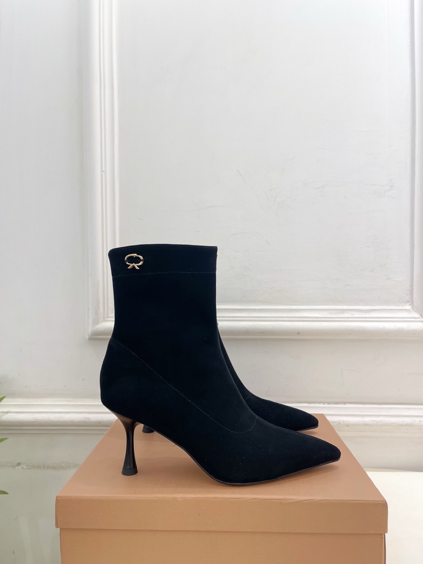 Gianvito Rossi|吉安维托·罗西 25𝐬𝐬2025秋冬新品 GR侧拉链尖头高跟短靴 火爆上新