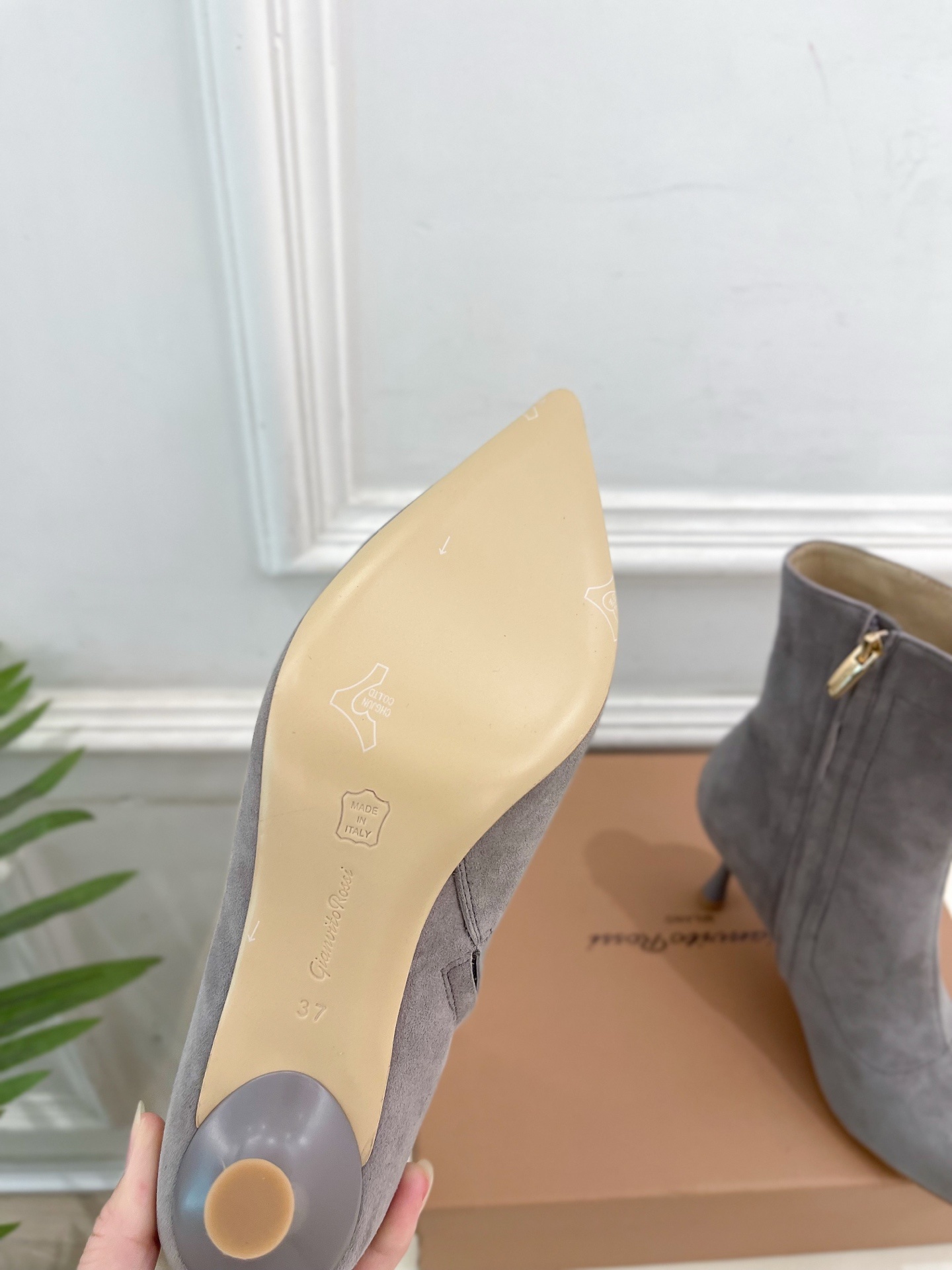 Gianvito Rossi|吉安维托·罗西 25𝐬𝐬2025秋冬新品 GR侧拉链尖头高跟短靴 火爆上新