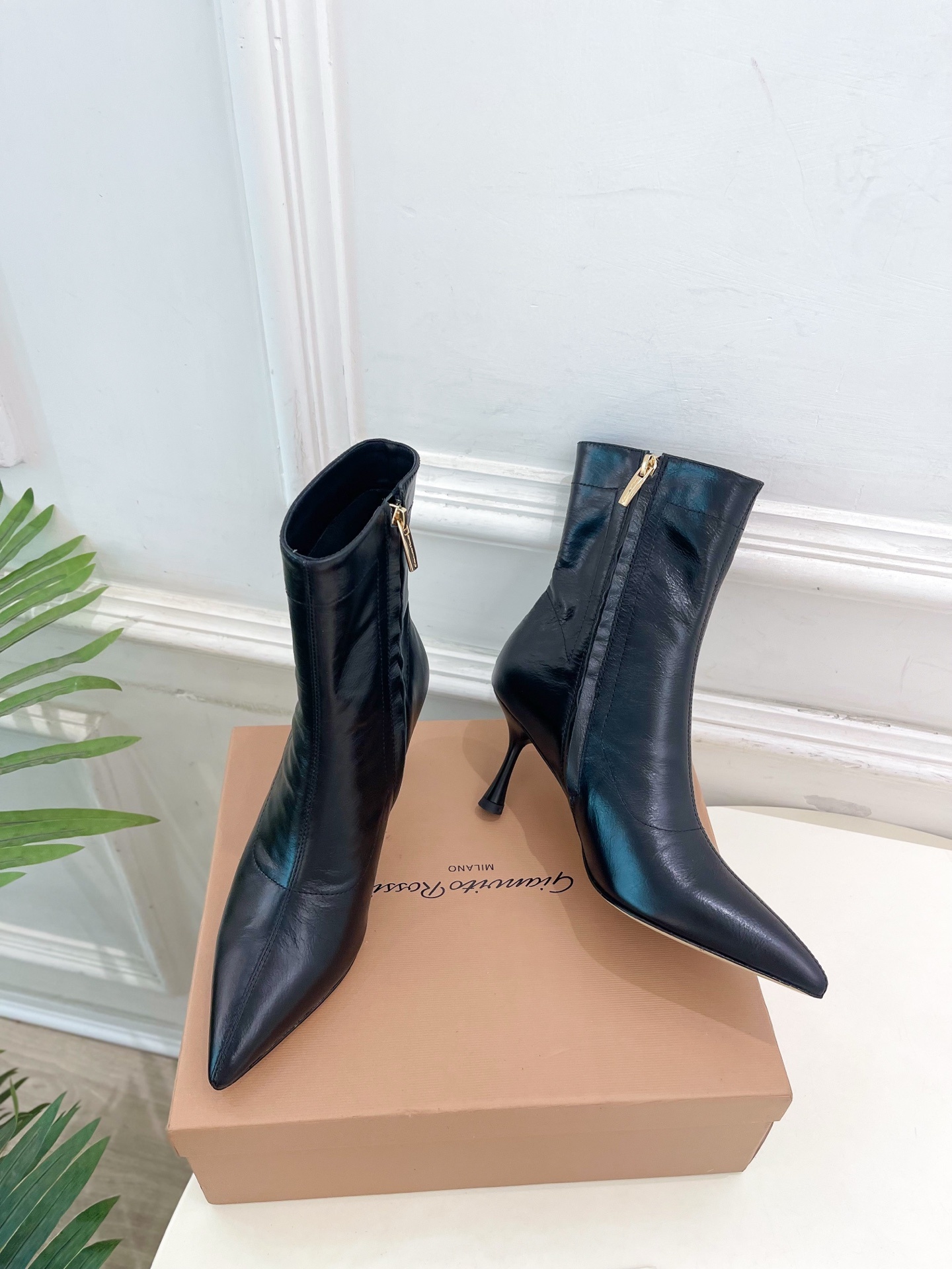 Gianvito Rossi|吉安维托·罗西 25𝐬𝐬2025秋冬新品 GR侧拉链尖头高跟短靴 火爆上新