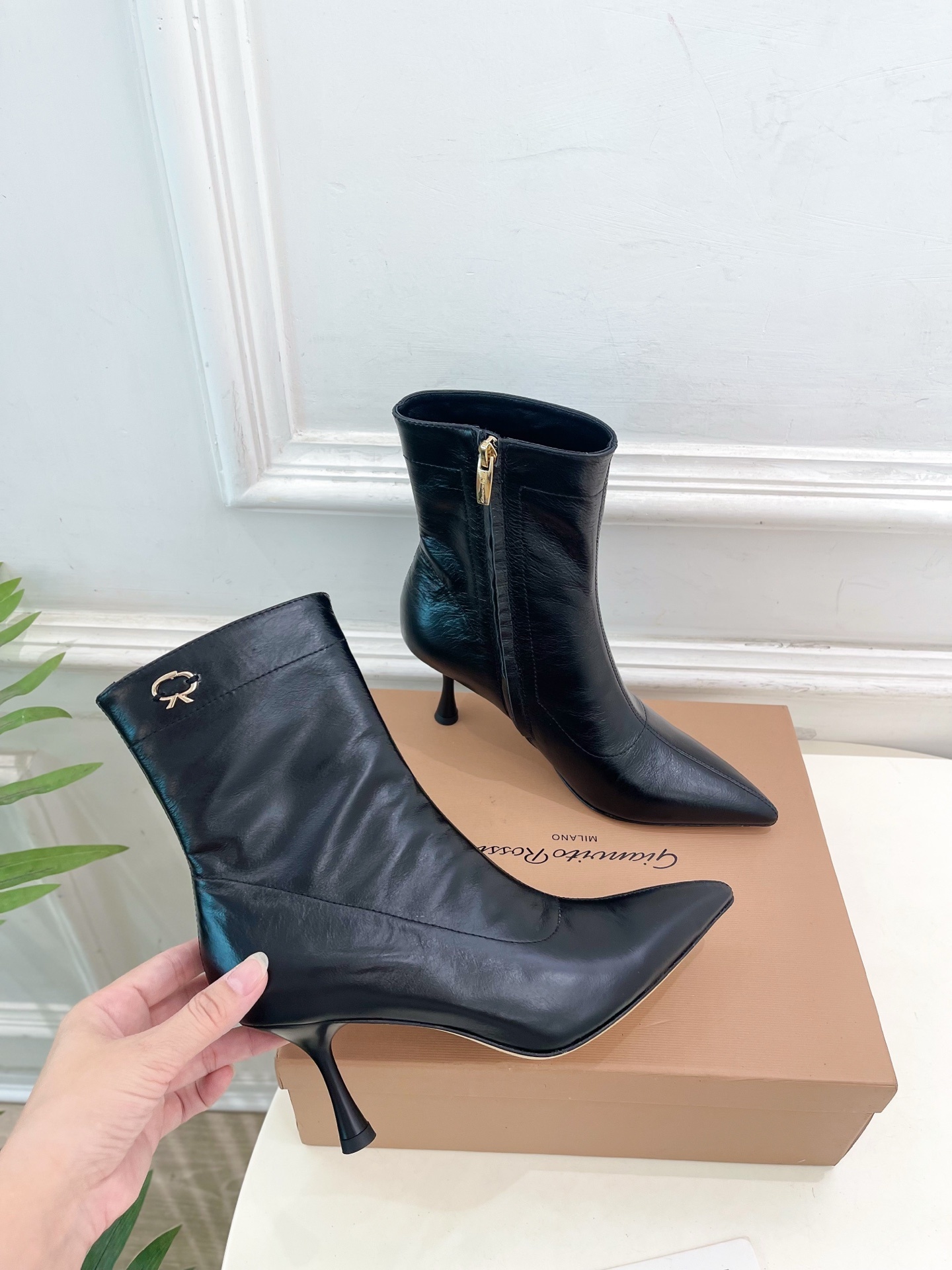 Gianvito Rossi|吉安维托·罗西 25𝐬𝐬2025秋冬新品 GR侧拉链尖头高跟短靴 火爆上新