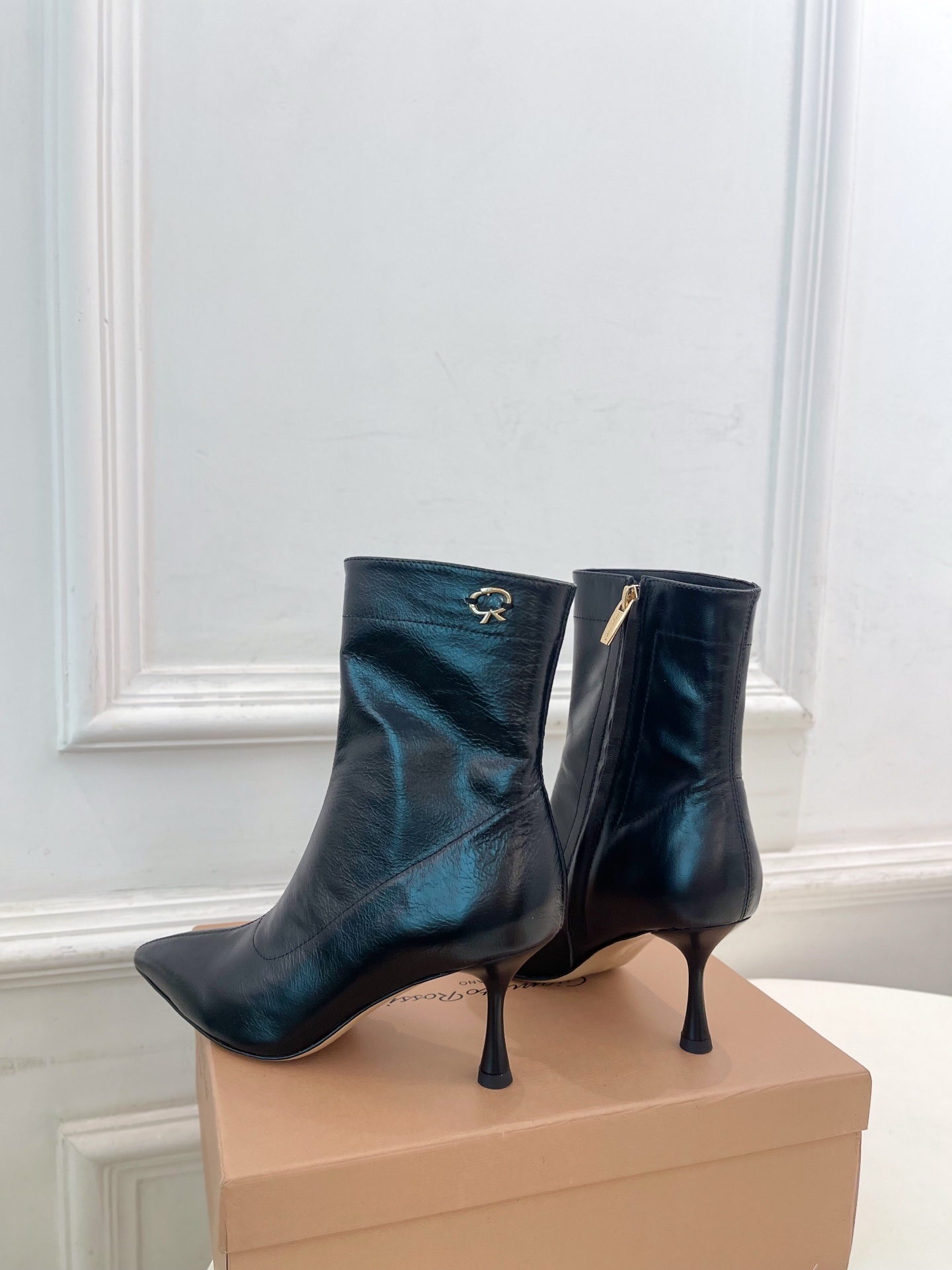 Gianvito Rossi|吉安维托·罗西 25𝐬𝐬2025秋冬新品 GR侧拉链尖头高跟短靴 火爆上新