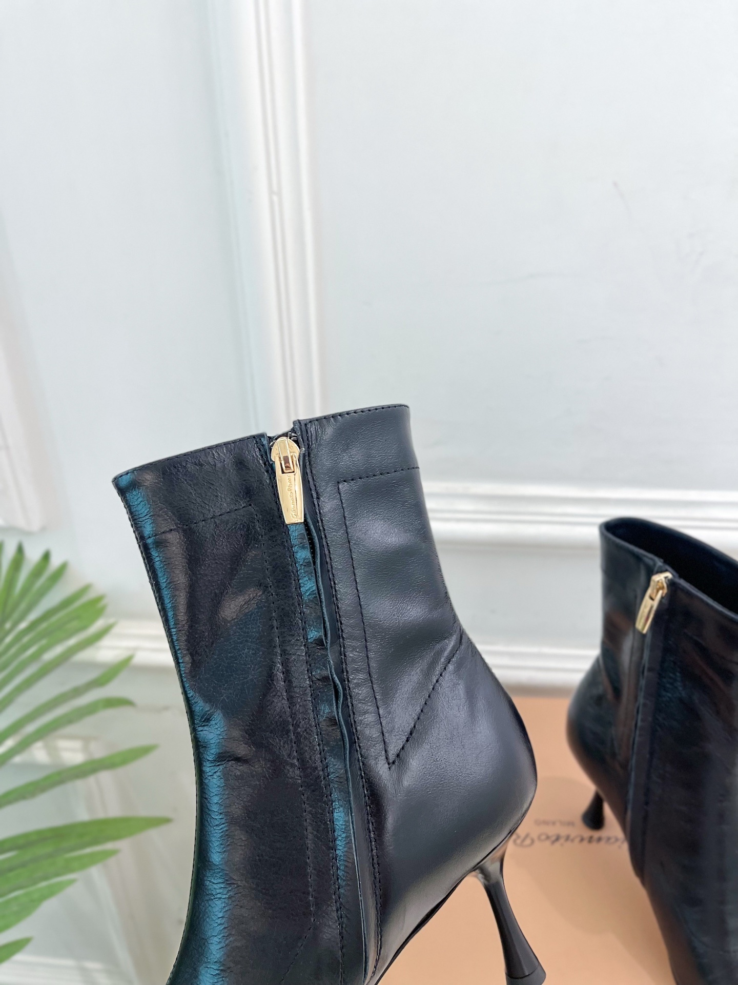 Gianvito Rossi|吉安维托·罗西 25𝐬𝐬2025秋冬新品 GR侧拉链尖头高跟短靴 火爆上新