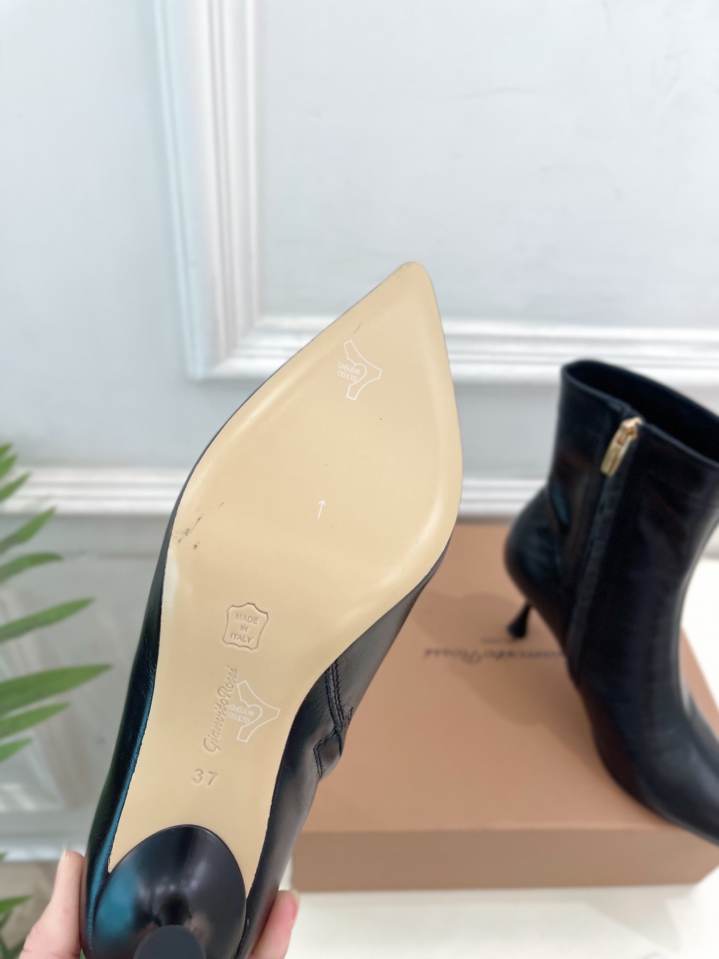 Gianvito Rossi|吉安维托·罗西 25𝐬𝐬2025秋冬新品 GR侧拉链尖头高跟短靴 火爆上新