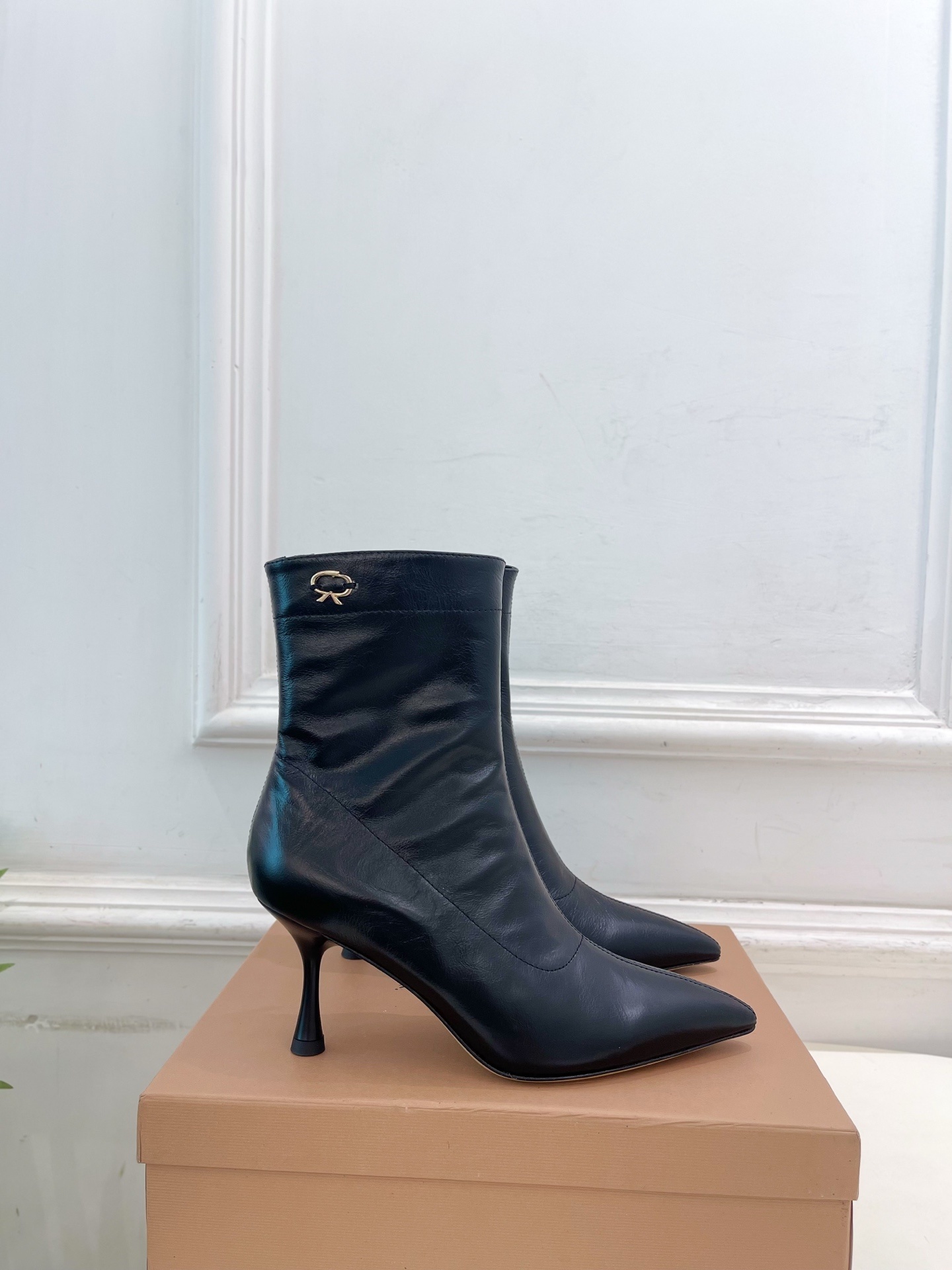 Gianvito Rossi|吉安维托·罗西 25𝐬𝐬2025秋冬新品 GR侧拉链尖头高跟短靴 火爆上新