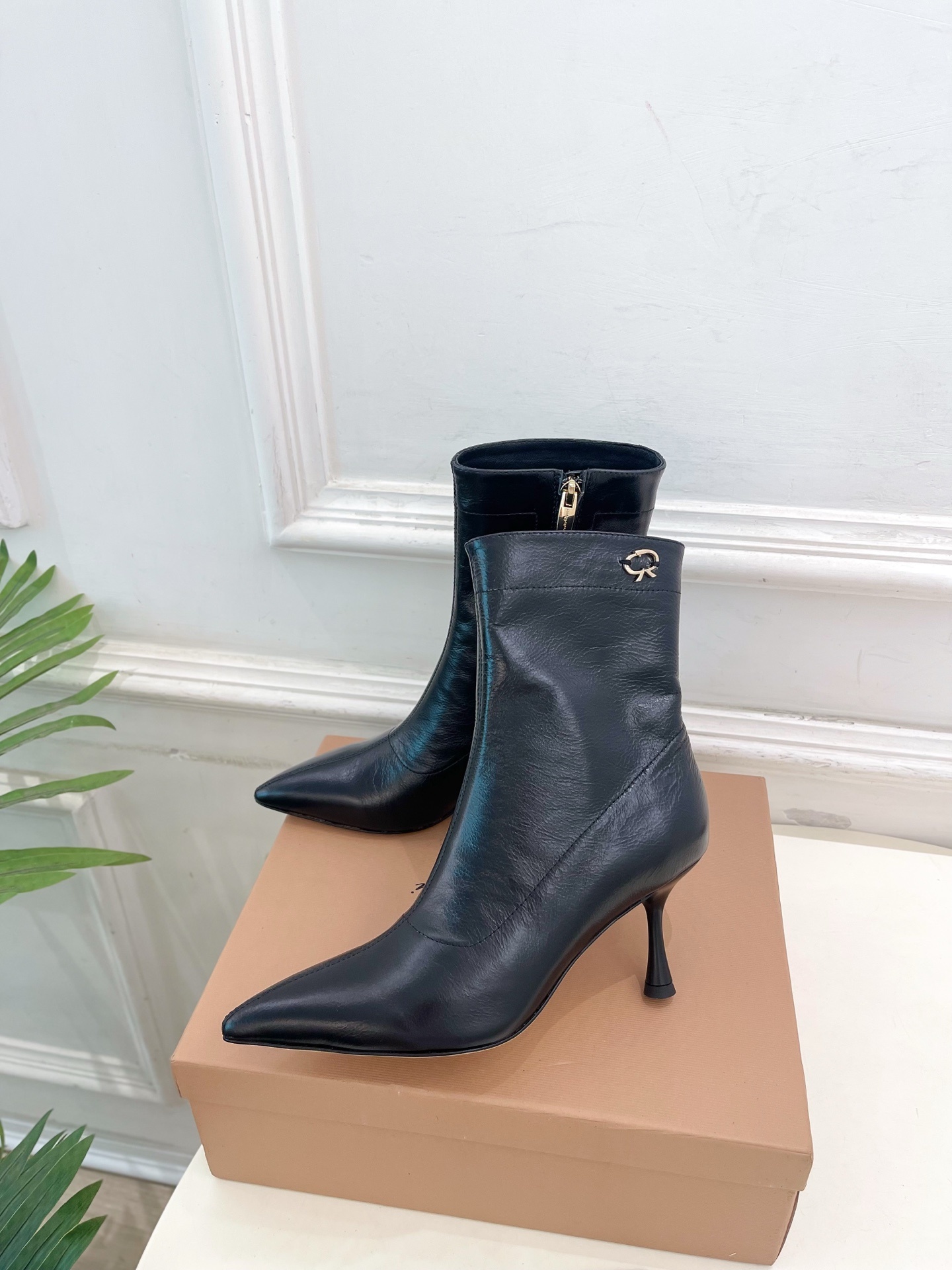 Gianvito Rossi|吉安维托·罗西 25𝐬𝐬2025秋冬新品 GR侧拉链尖头高跟短靴 火爆上新