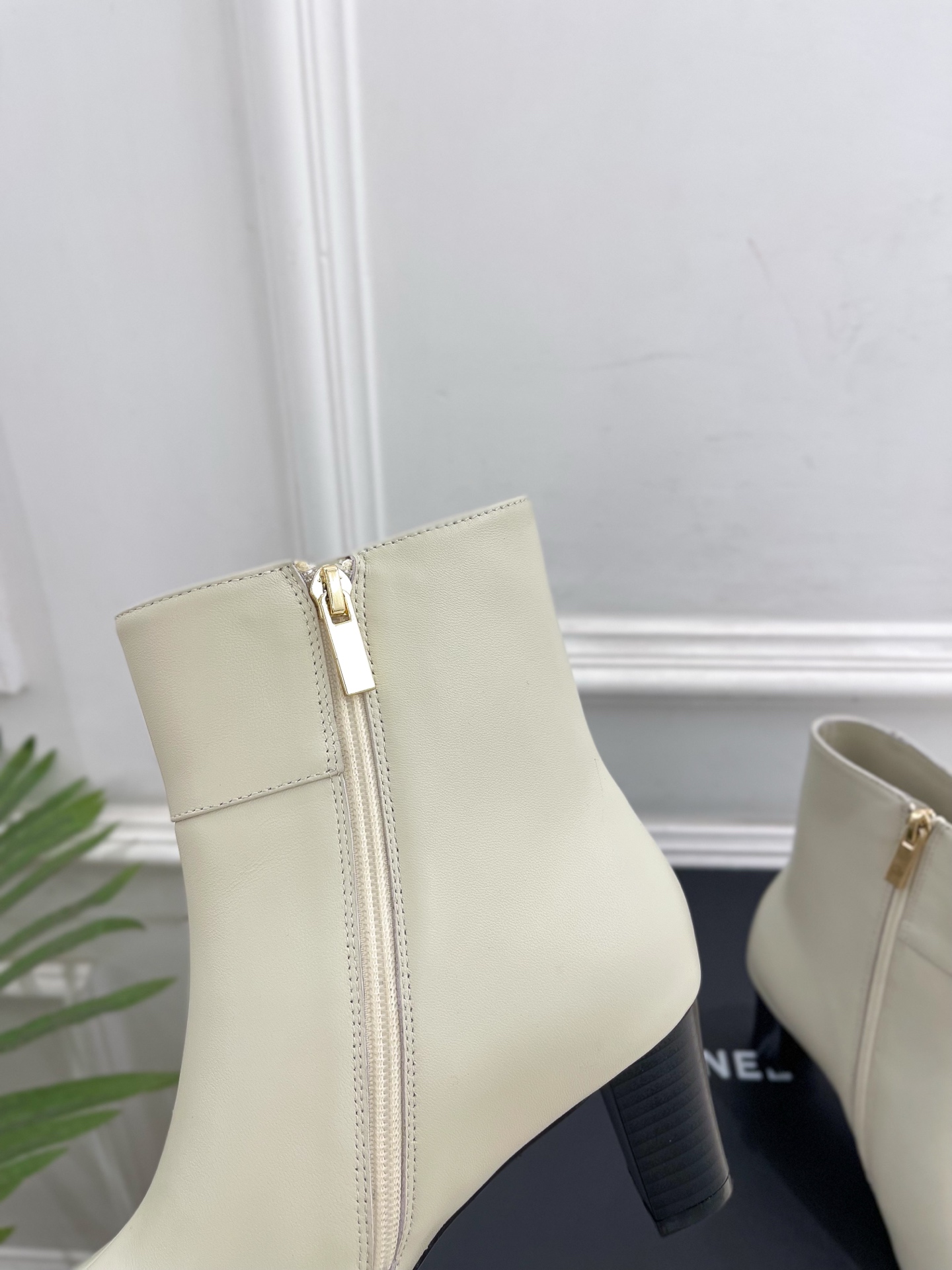 𝐂𝐇𝐀𝐍𝐄𝐋 | 小香 25𝐬𝐬 🦋2025 秋冬秀场新品 小香双C狮子头尖头高跟短靴 系列上新〰🍬 B