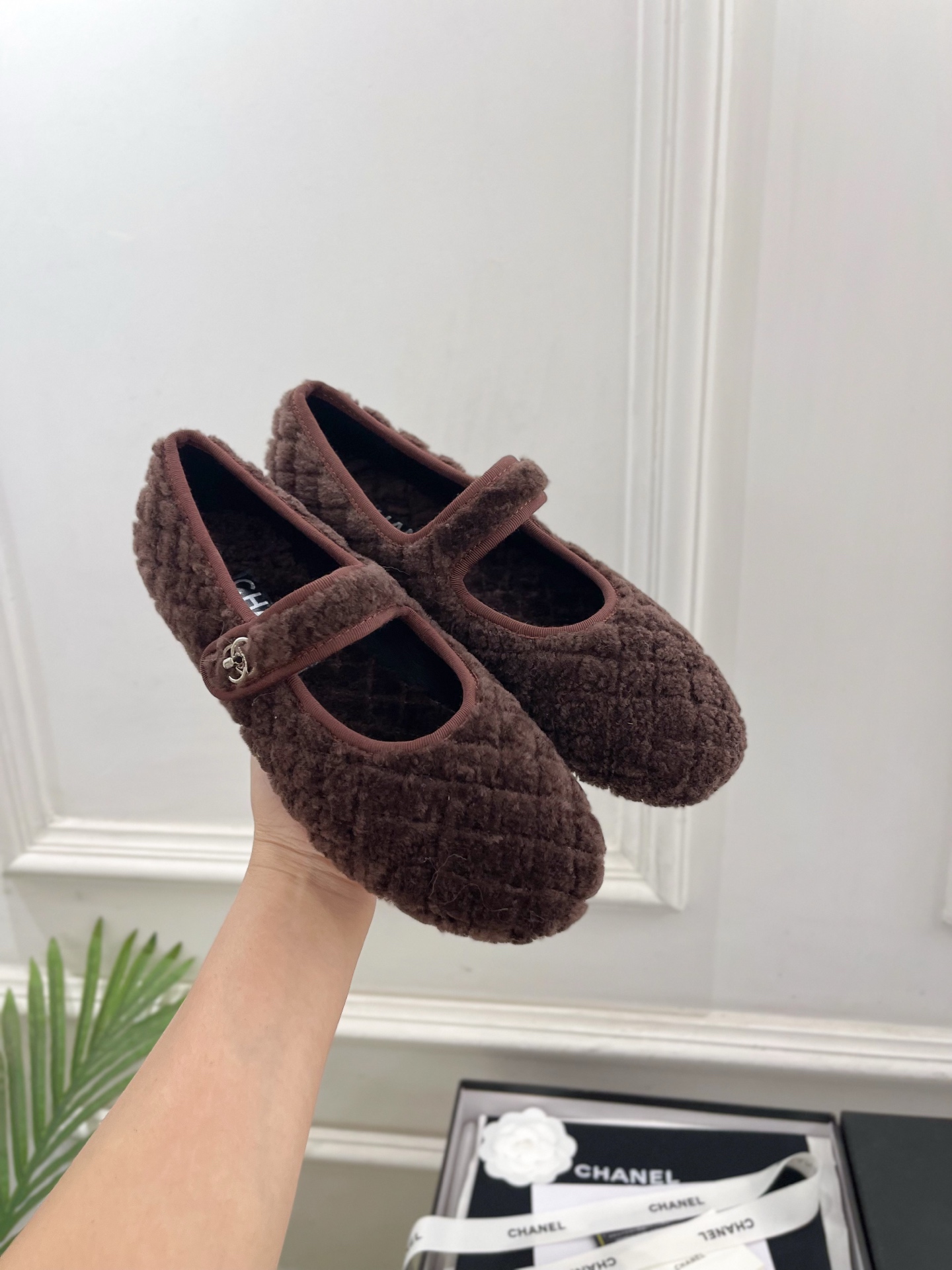 𝐂𝐇𝐀𝐍𝐄𝐋 | 小香 25𝐬𝐬 🦋2025 秋冬秀场新品 小香经典菱格书包扣玛丽珍毛毛鞋 系列上新〰🍬