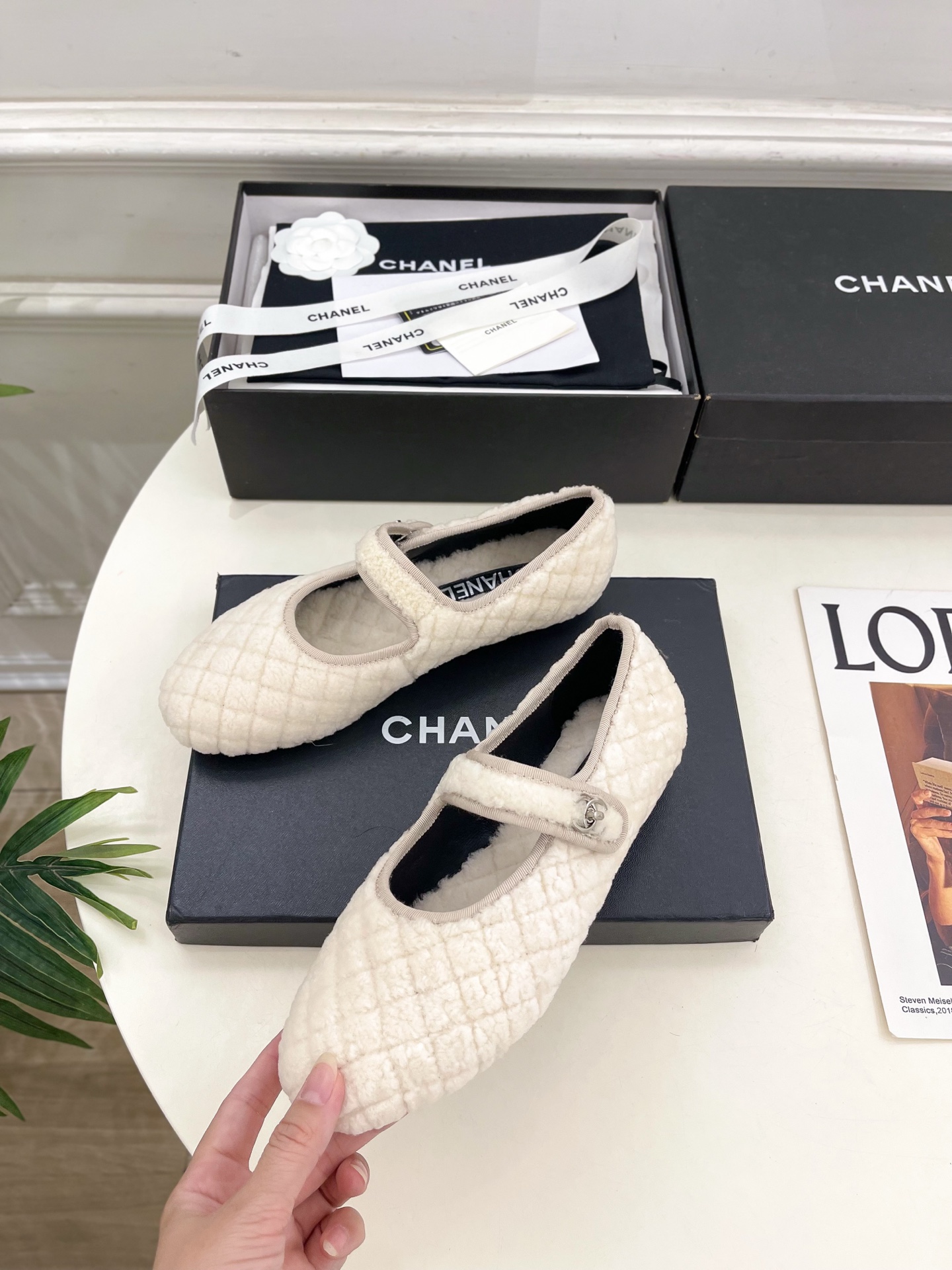 𝐂𝐇𝐀𝐍𝐄𝐋 | 小香 25𝐬𝐬 🦋2025 秋冬秀场新品 小香经典菱格书包扣玛丽珍毛毛鞋 系列上新〰🍬