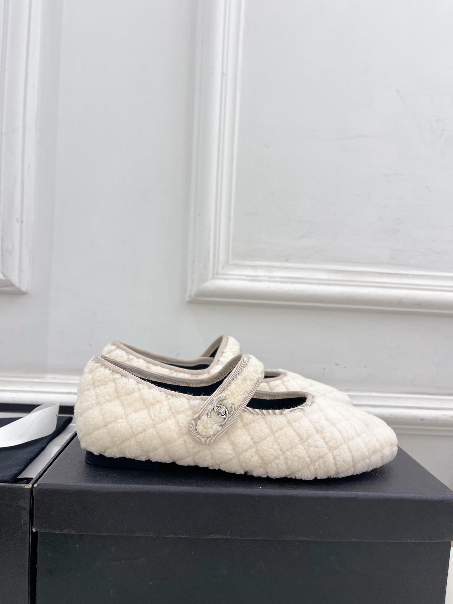 𝐂𝐇𝐀𝐍𝐄𝐋 | 小香 25𝐬𝐬 🦋2025 秋冬秀场新品 小香经典菱格书包扣玛丽珍毛毛鞋 系列上新〰🍬