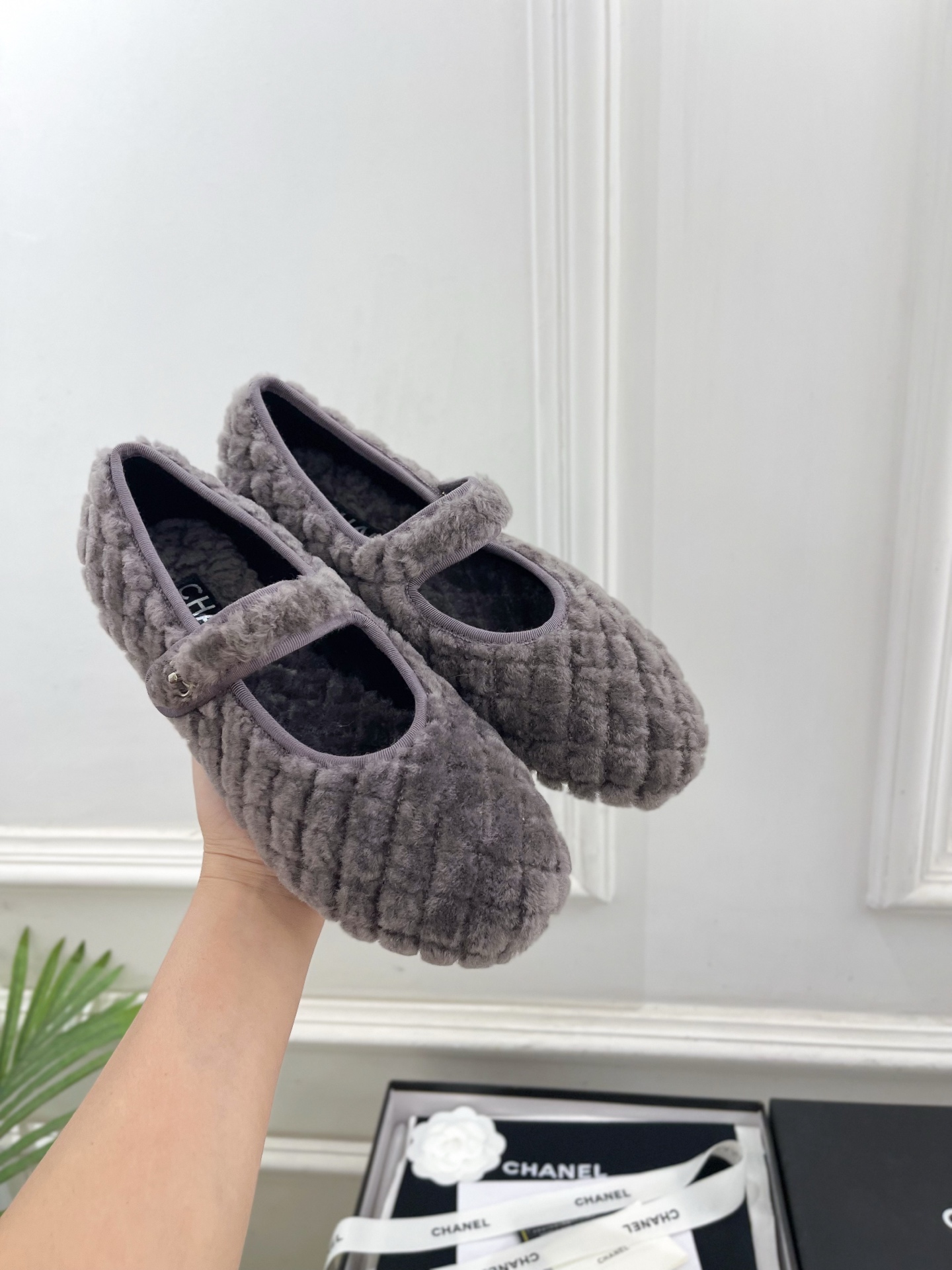 𝐂𝐇𝐀𝐍𝐄𝐋 | 小香 25𝐬𝐬 🦋2025 秋冬秀场新品 小香经典菱格书包扣玛丽珍毛毛鞋 系列上新〰🍬