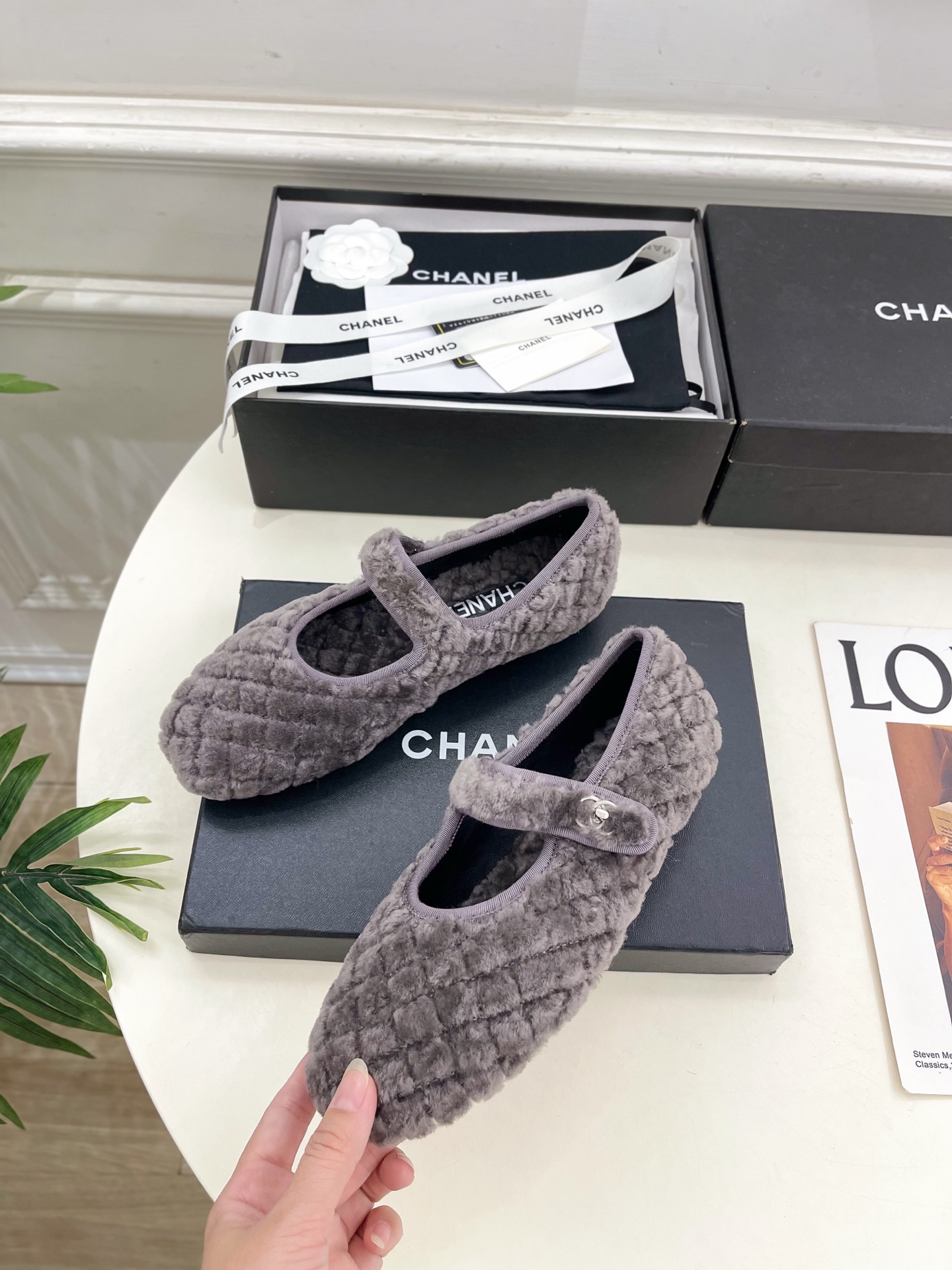 𝐂𝐇𝐀𝐍𝐄𝐋 | 小香 25𝐬𝐬 🦋2025 秋冬秀场新品 小香经典菱格书包扣玛丽珍毛毛鞋 系列上新〰🍬