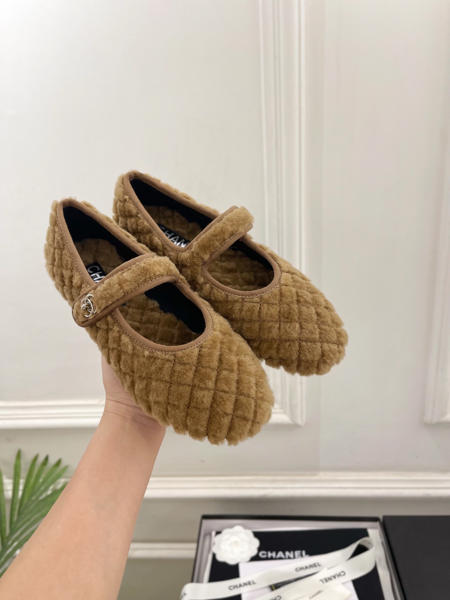 𝐂𝐇𝐀𝐍𝐄𝐋 | 小香 25𝐬𝐬 🦋2025 秋冬秀场新品 小香经典菱格书包扣玛丽珍毛毛鞋 系列上新〰🍬