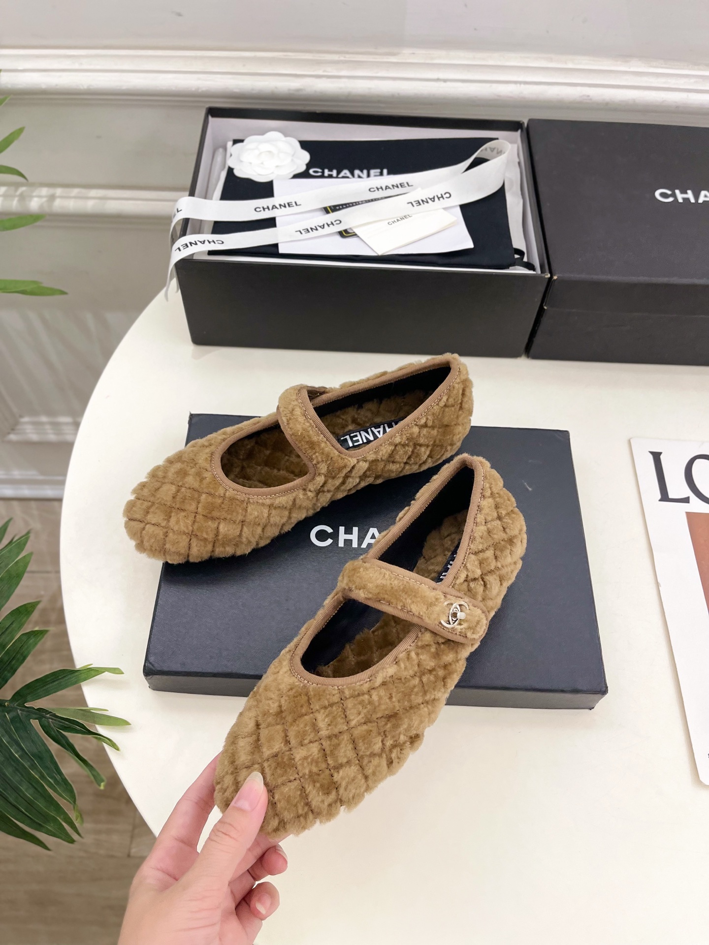 𝐂𝐇𝐀𝐍𝐄𝐋 | 小香 25𝐬𝐬 🦋2025 秋冬秀场新品 小香经典菱格书包扣玛丽珍毛毛鞋 系列上新〰🍬