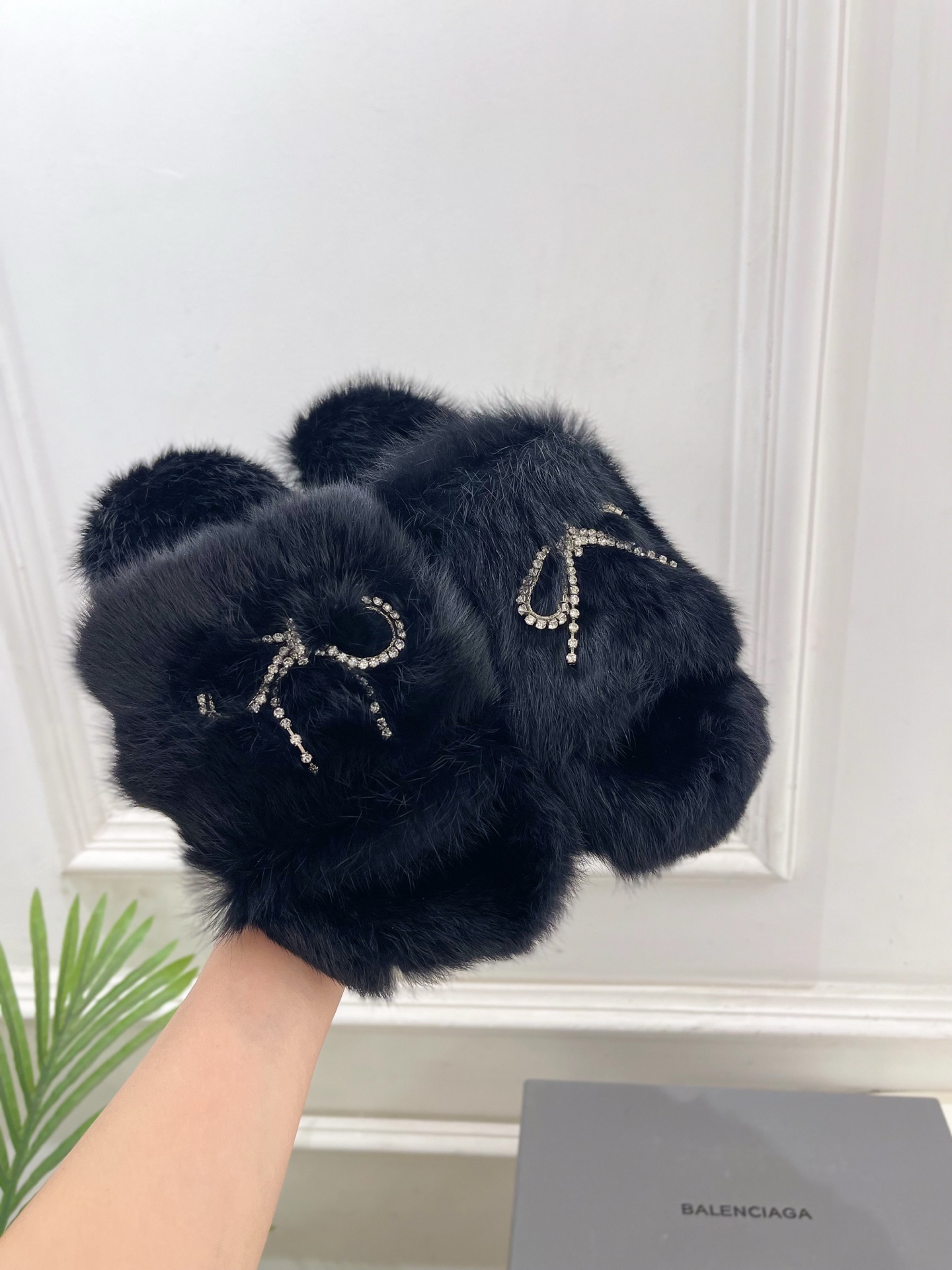 Balenciaga | 巴黎世家 25𝐬𝐬 ⭐️2025秋冬新品 水晶钻链蝴蝶结毛毛拖鞋超火爆 众明星