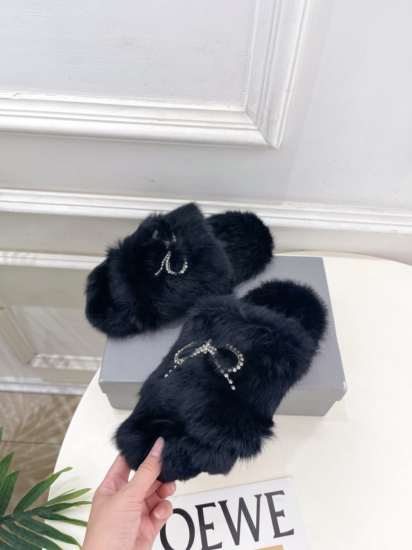 Balenciaga | 巴黎世家 25𝐬𝐬 ⭐️2025秋冬新品 水晶钻链蝴蝶结毛毛拖鞋超火爆 众明星