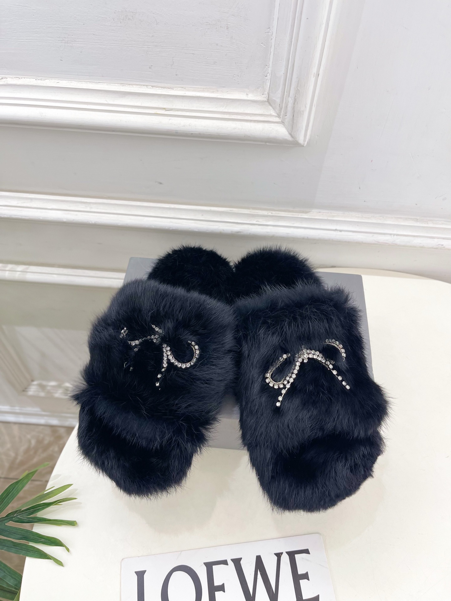 Balenciaga | 巴黎世家 25𝐬𝐬 ⭐️2025秋冬新品 水晶钻链蝴蝶结毛毛拖鞋超火爆 众明星