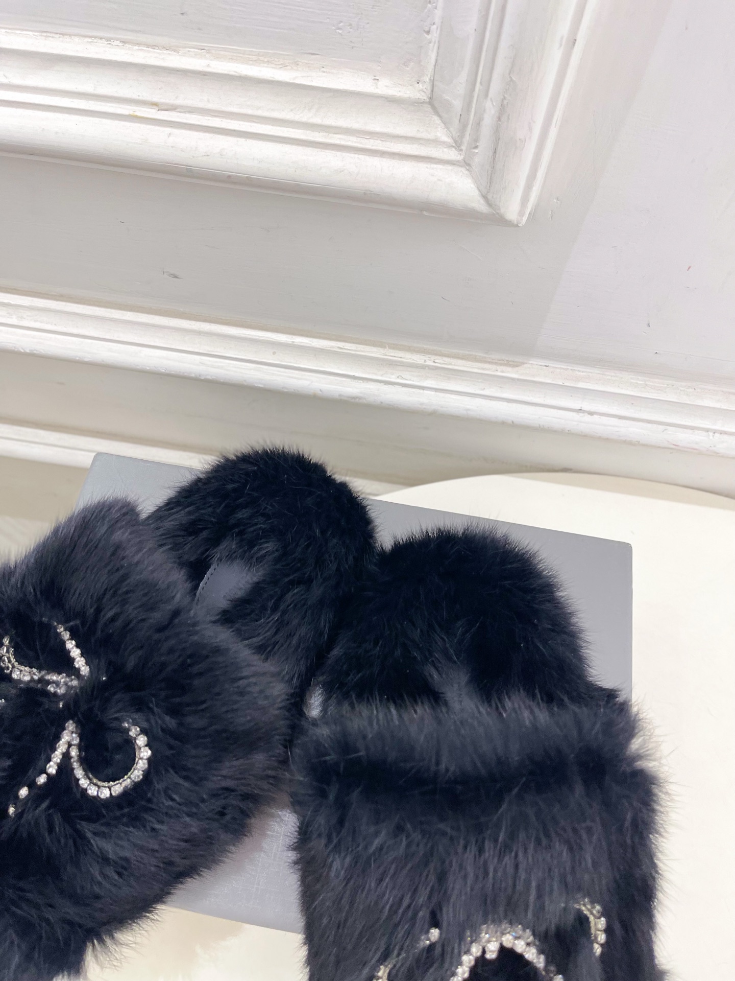 Balenciaga | 巴黎世家 25𝐬𝐬 ⭐️2025秋冬新品 水晶钻链蝴蝶结毛毛拖鞋超火爆 众明星