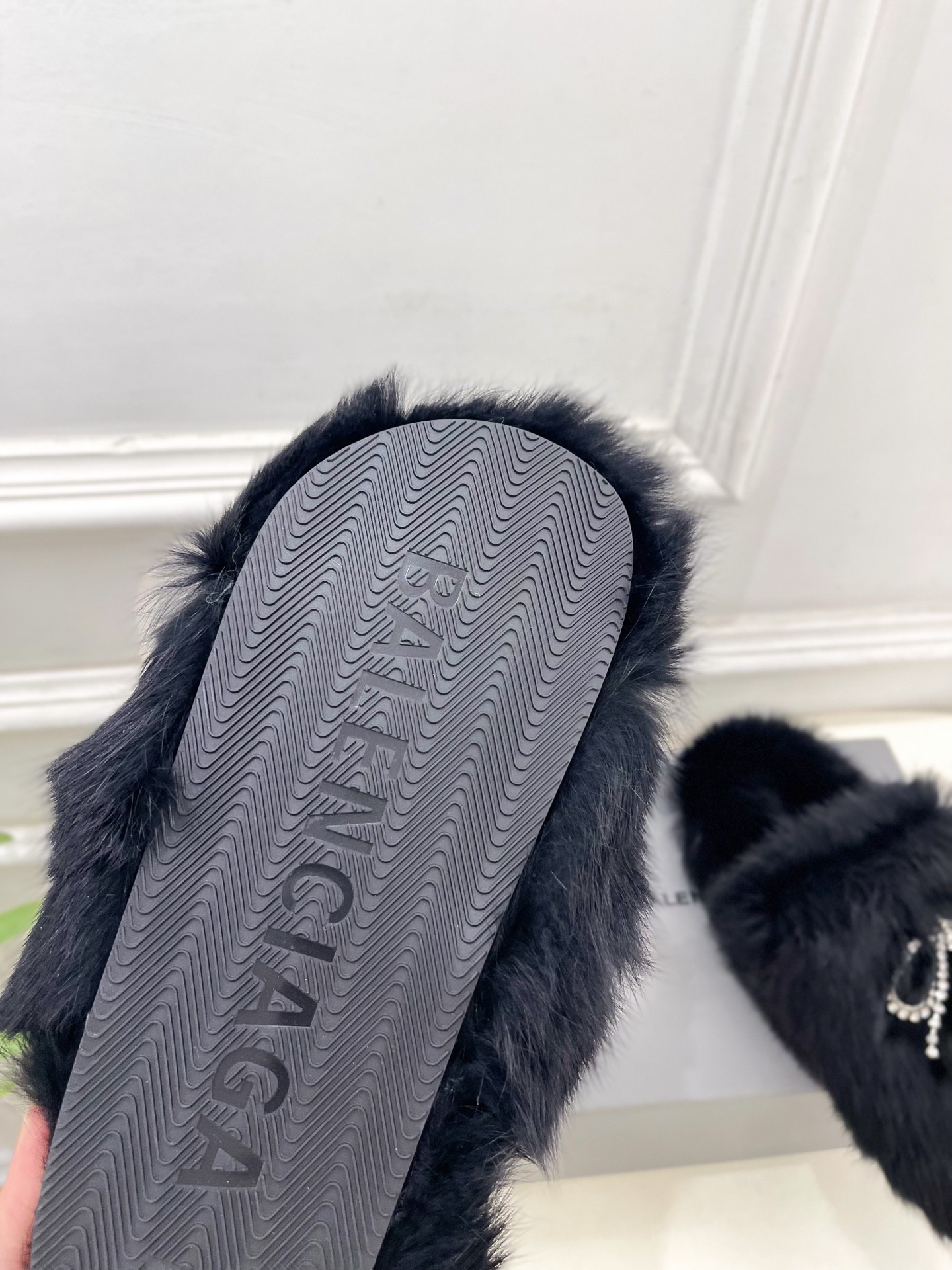 Balenciaga | 巴黎世家 25𝐬𝐬 ⭐️2025秋冬新品 水晶钻链蝴蝶结毛毛拖鞋超火爆 众明星