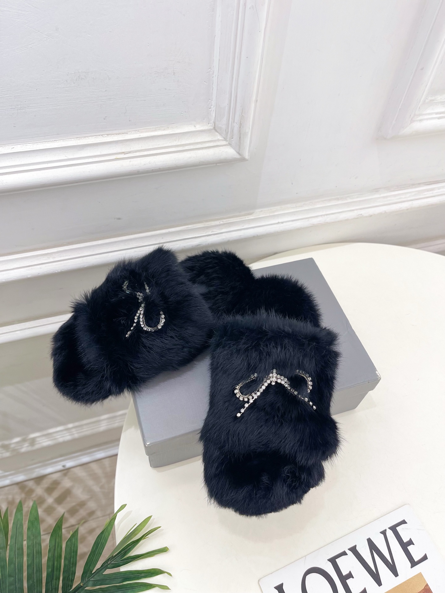 Balenciaga | 巴黎世家 25𝐬𝐬 ⭐️2025秋冬新品 水晶钻链蝴蝶结毛毛拖鞋超火爆 众明星