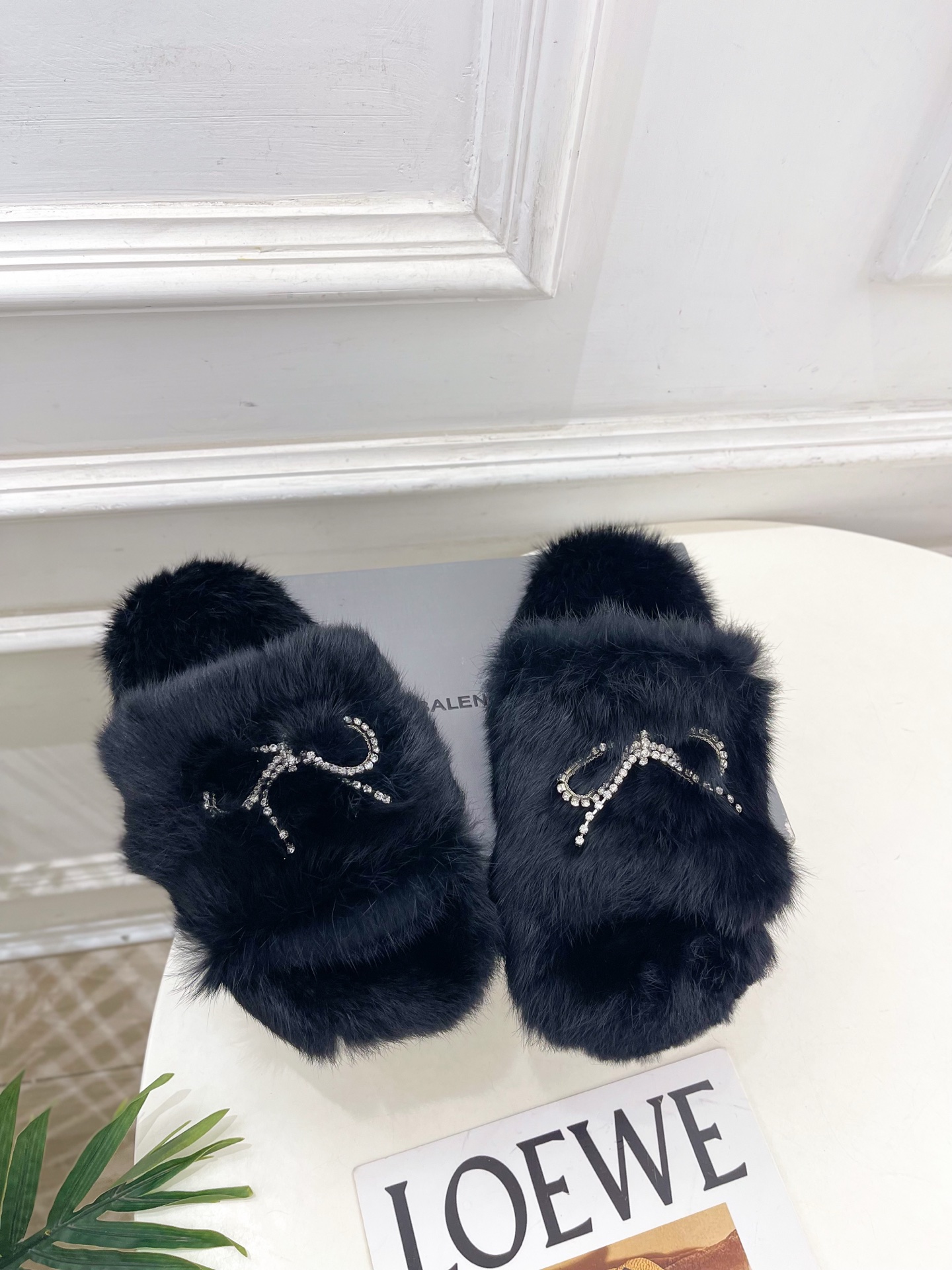 Balenciaga | 巴黎世家 25𝐬𝐬 ⭐️2025秋冬新品 水晶钻链蝴蝶结毛毛拖鞋超火爆 众明星