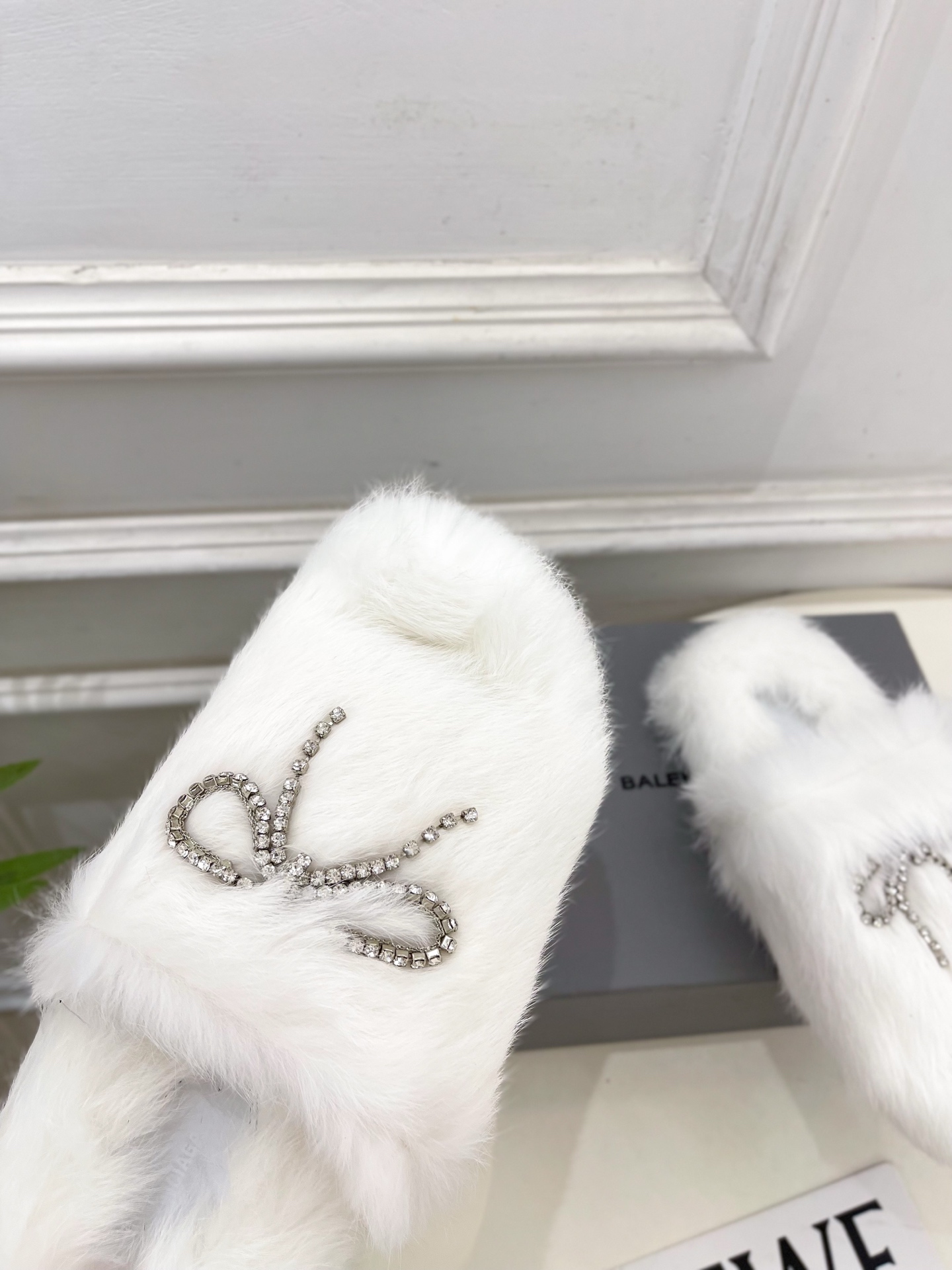 Balenciaga | 巴黎世家 25𝐬𝐬 ⭐️2025秋冬新品 水晶钻链蝴蝶结毛毛拖鞋超火爆 众明星
